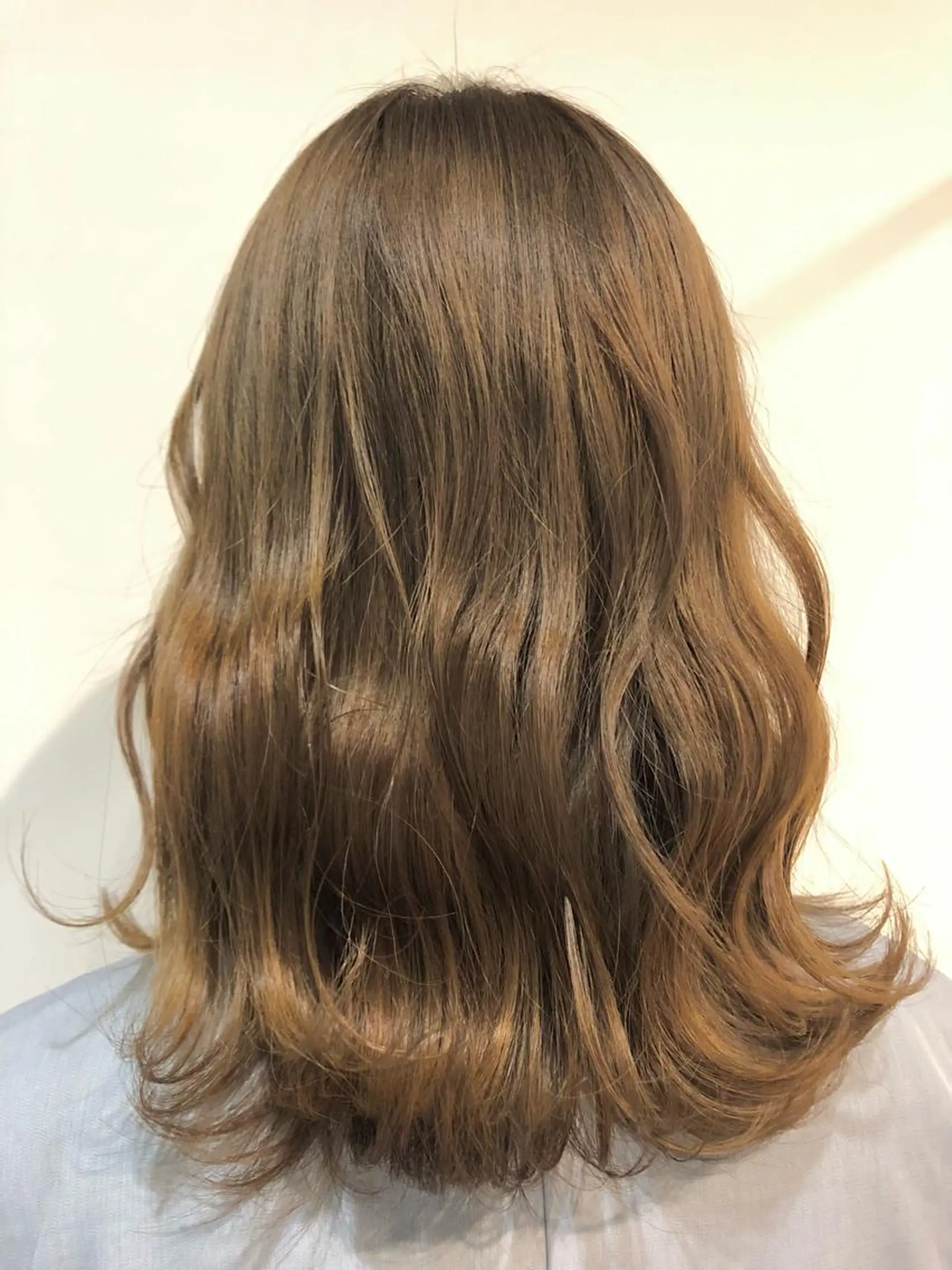 ミディアム カラー トップ スタイリストのヘアスタイル