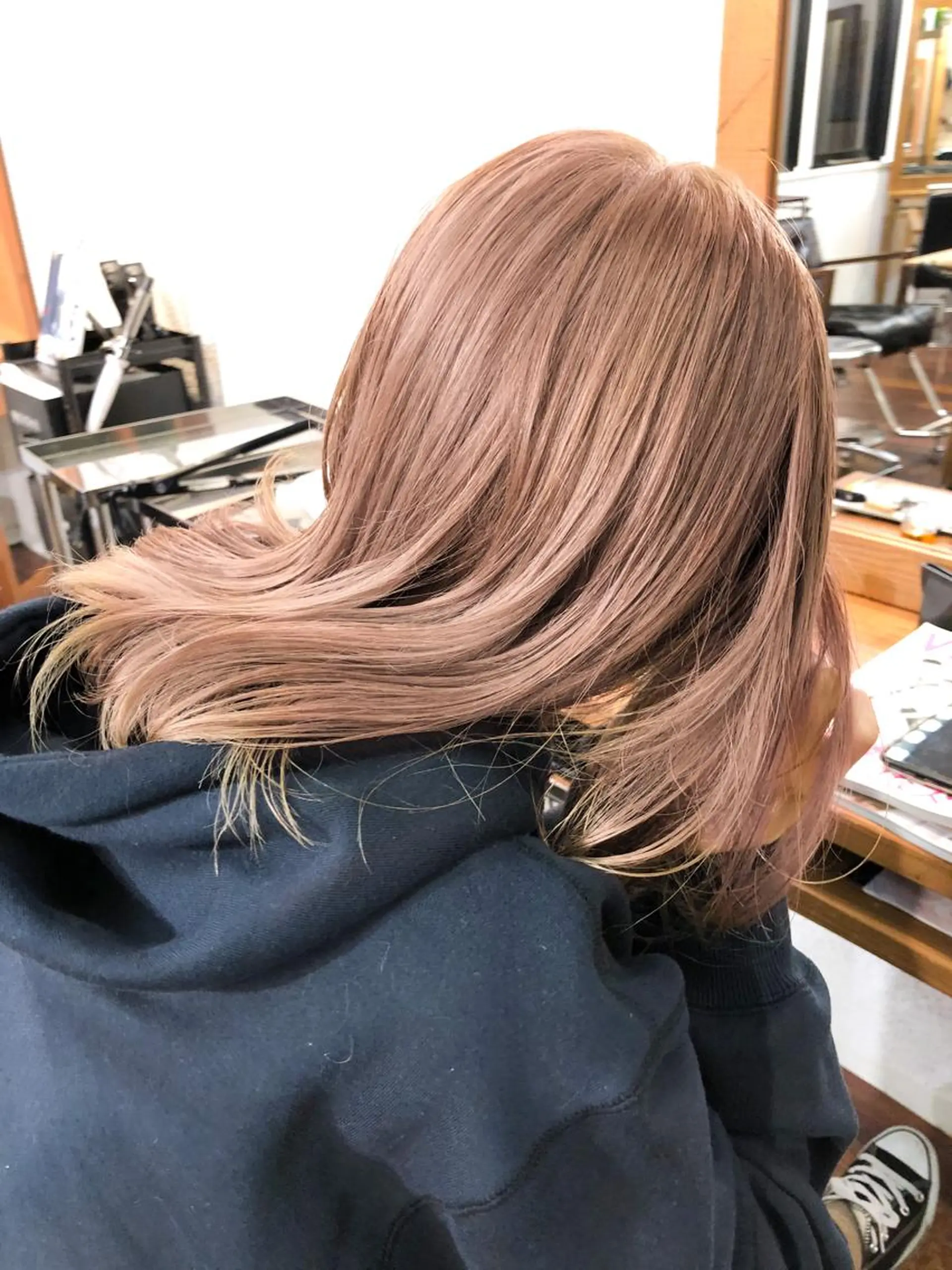 セミロング カラー アッシュ ベージュカラー 透明感カラー ハイライトカラー インナーカラー カット ヘアカラー トリートメント 岡本康平/ボブ/ブリ ーチ/似合わせカットのヘアスタイル
