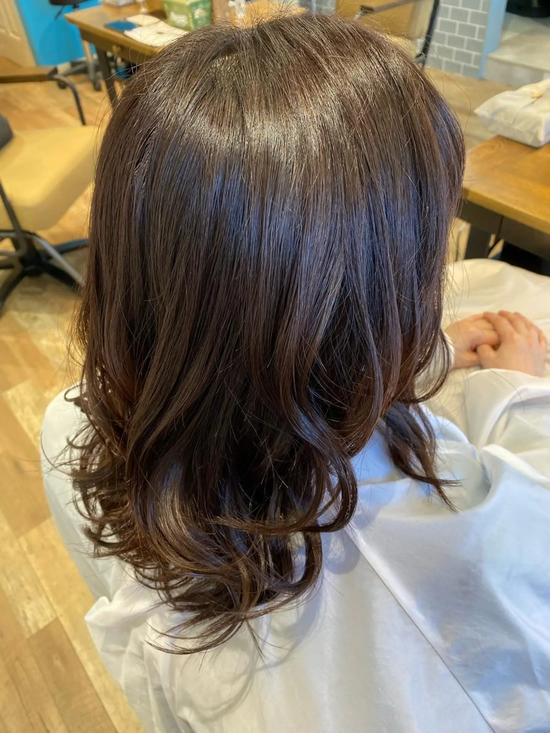 セミロング カラー 鶴谷 麻衣のヘアスタイル