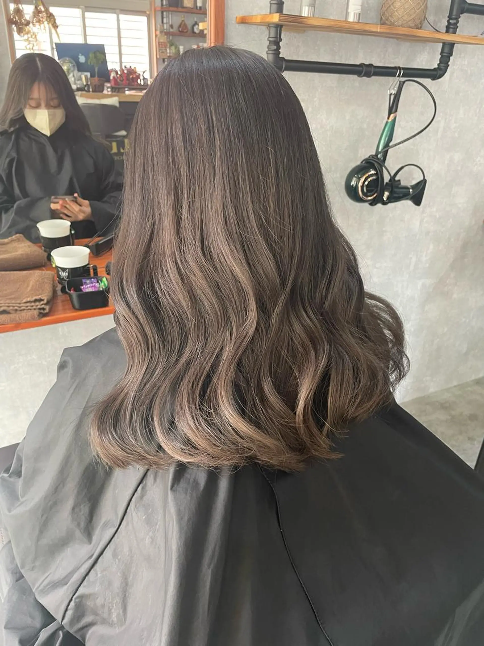 セミロング andKおもろまち店 艶ダブルカラー✨のヘアスタイル
