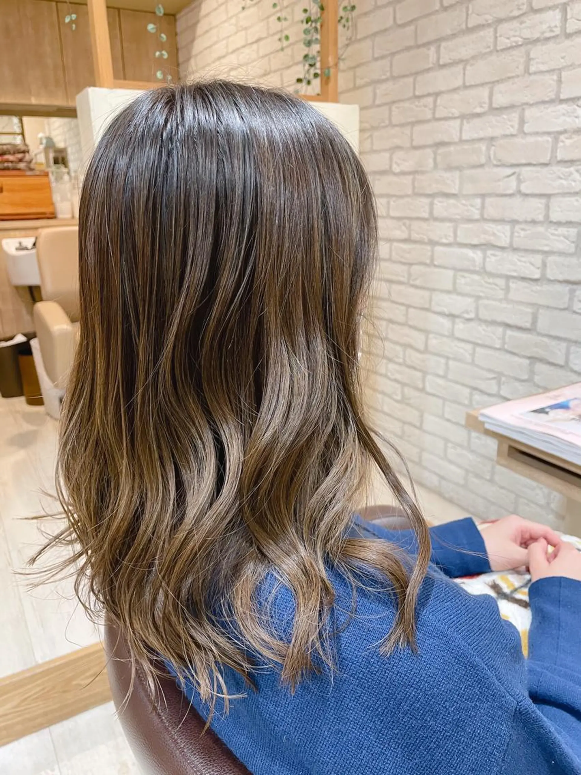 セミロング カラー ハイライトカラー 外国人風カラー ハイライト カット ヘアカラー トリートメント 清水 有実子のヘアスタイル