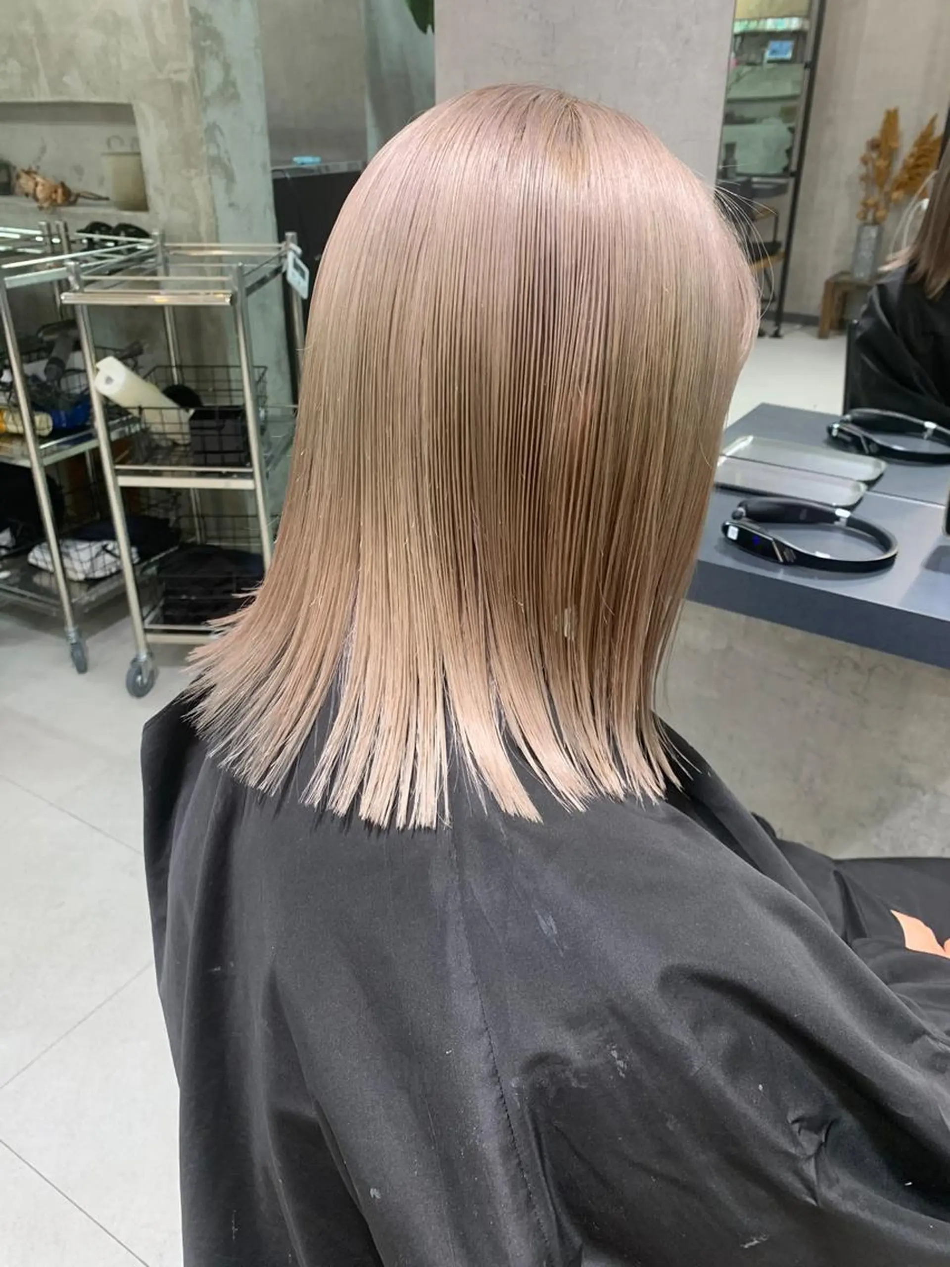 セミロング カラー ベージュカラー ブリーチ ミルクティーベージュ 藤田 清志のヘアスタイル