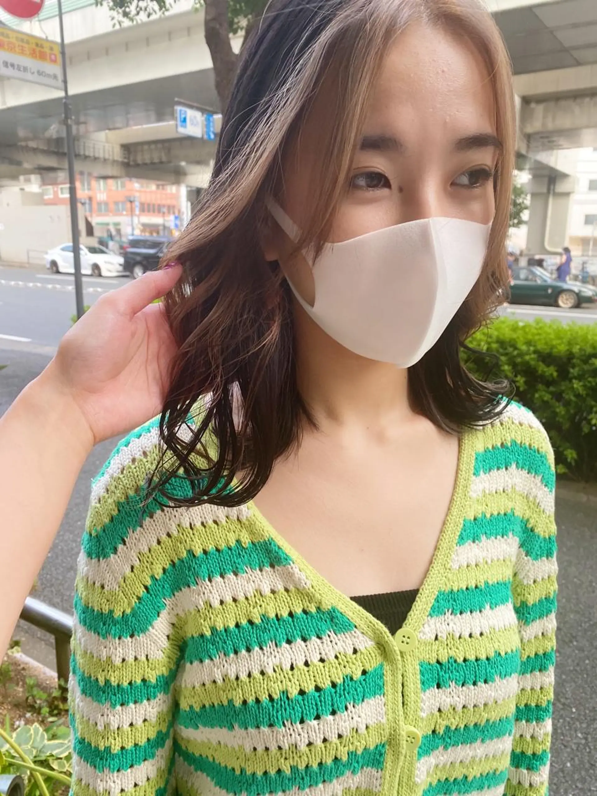 ミディアム カラー ミストバング  フェイスフレーミング ハイライトカラー ハイライト ヘアカラー モモカ/ハイトーン /バレイヤージュのヘアスタイル