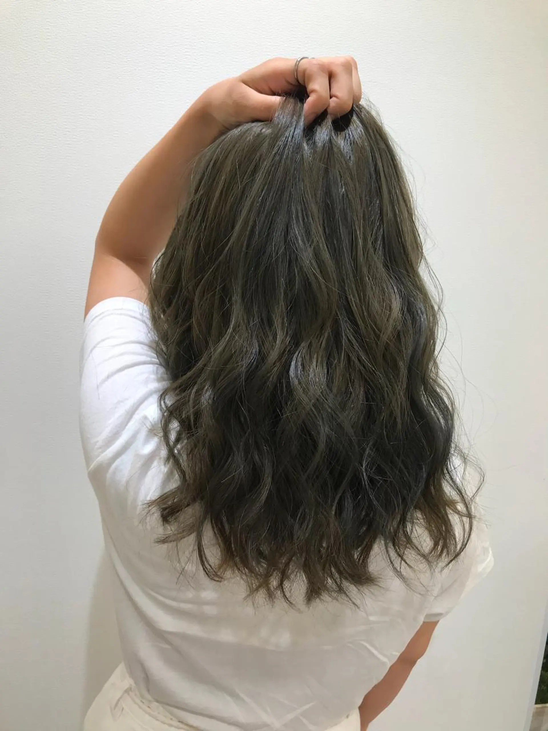 ミディアム カラー グレージュ 清藤綾/脱白髪染め 白髪ぼかしハイライトのヘアスタイル