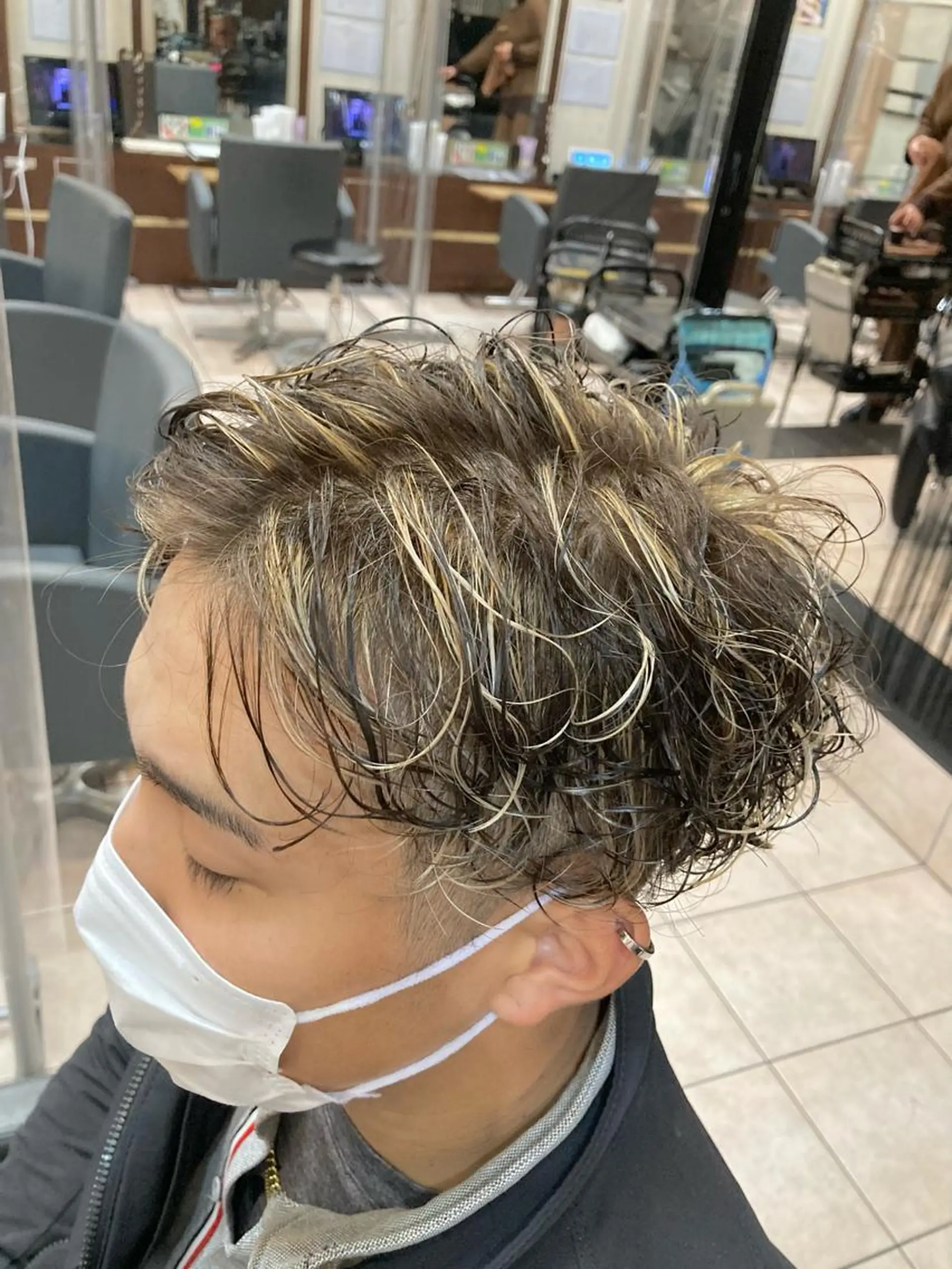 ミディアム カラー メンズ メンズハイライト ハイライトカラー 3Dハイライト ハイライト カット ヘアカラー パーマ SHAFT Ieiriのヘアスタイル