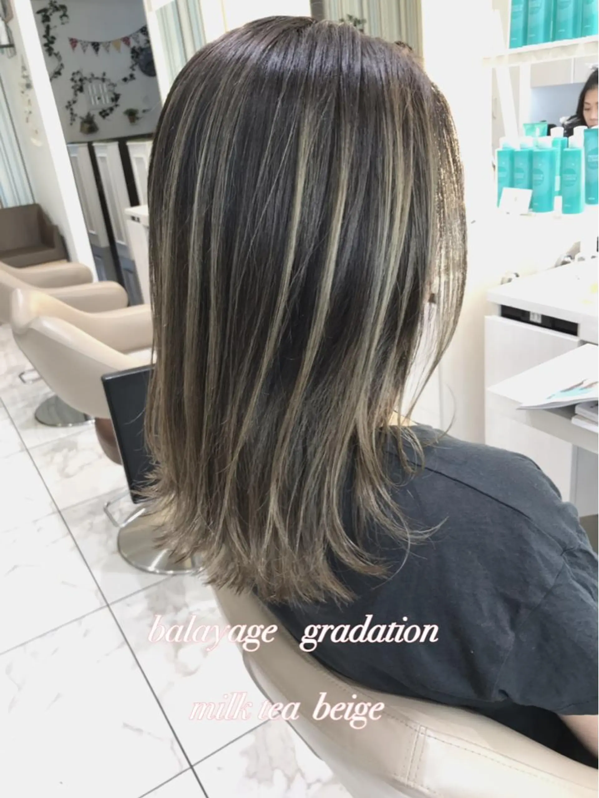 ミディアム カラー バレイヤージュ ベージュカラー グラデーションカラー ミルクティーベージュ レイヤーカット カット ヘアカラー 山崎俊輔/髪質改善 /バレイヤージュのヘアスタイル