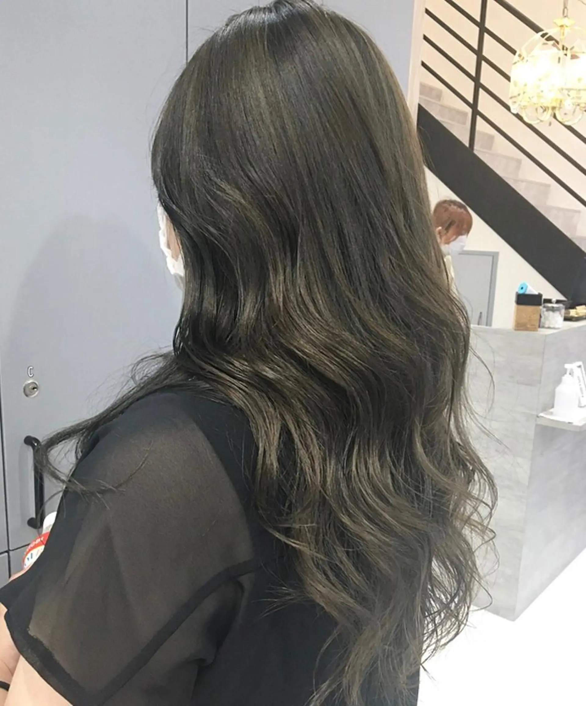 ロング カラー ベージュカラー フォギーベージュ ハイライトカラー ハイライト カット ヘアカラー トリートメント volta∞knot所属・狩野 羅夢のヘアスタイル