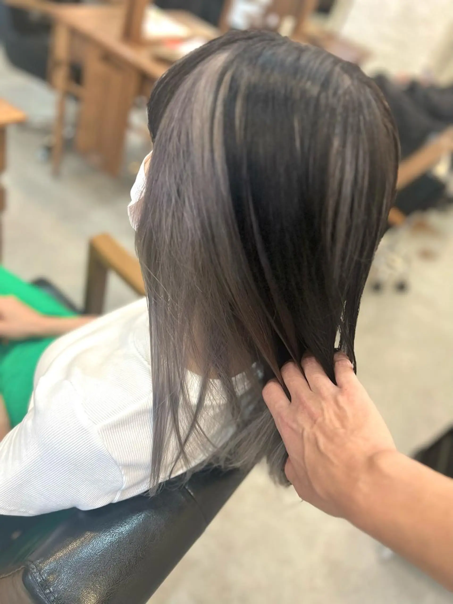 ミディアム カラー ブリーチ シルバー ヘアカラー Style Tのヘアスタイル