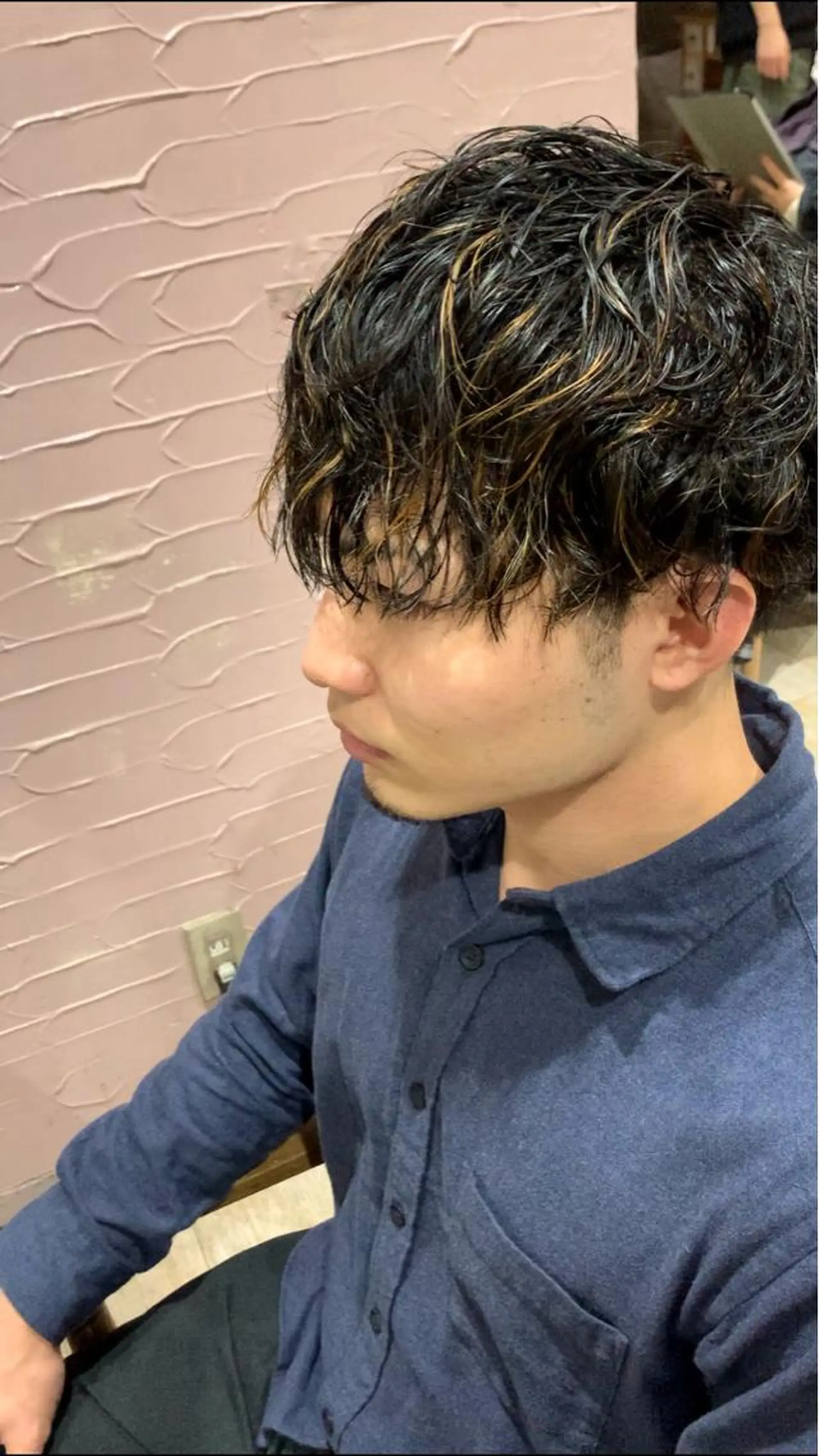 ショート パーマ メンズ メンズブリーチ センターパート フェードカット メンズハイライト メンズハイトーン メンズStylist 山根慧のヘアスタイル