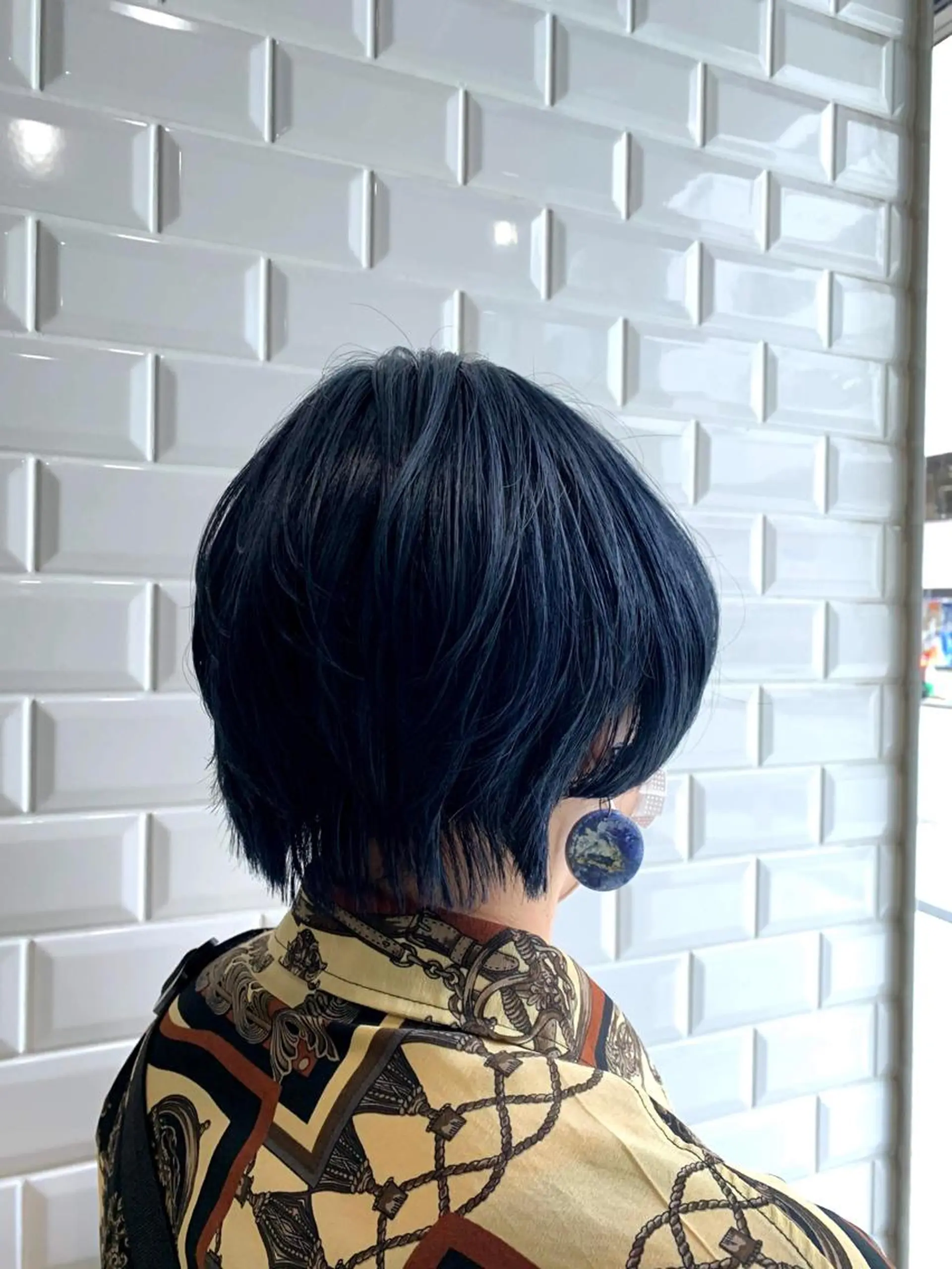 ショート カラー ブリーチ ブルーカラー ダブルカラー ネイビーカラー APPiiS所属・APPiiS 柳田 葵のヘアスタイル