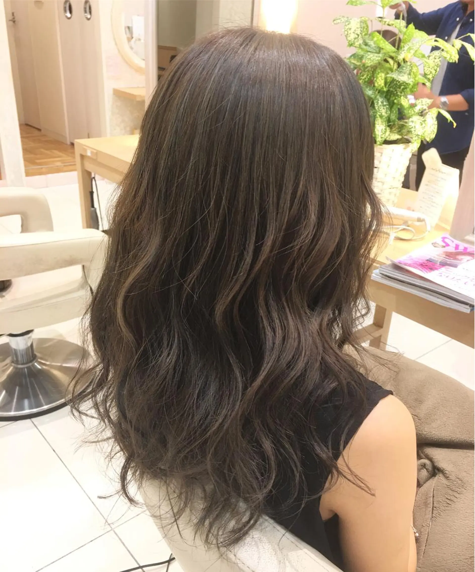 セミロング カラー アッシュ アッシュグレー ハイライトカラー ハイライト 小田原NO1 美容師 飯田飛翔のヘアスタイル