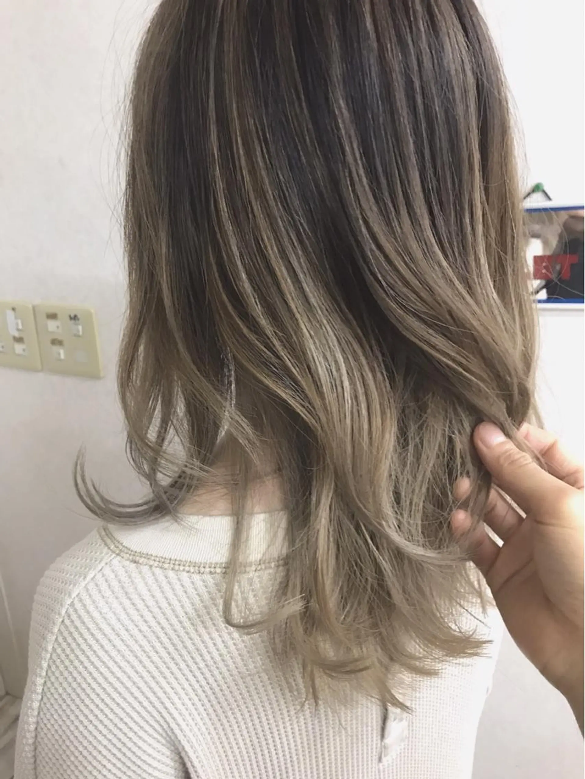 セミロング カラー パーマ バレイヤージュ グラデーションカラー グレージュ ハイライトカラー ミルクティーグレージュ ヘアカラー 三輪 太一のヘアスタイル