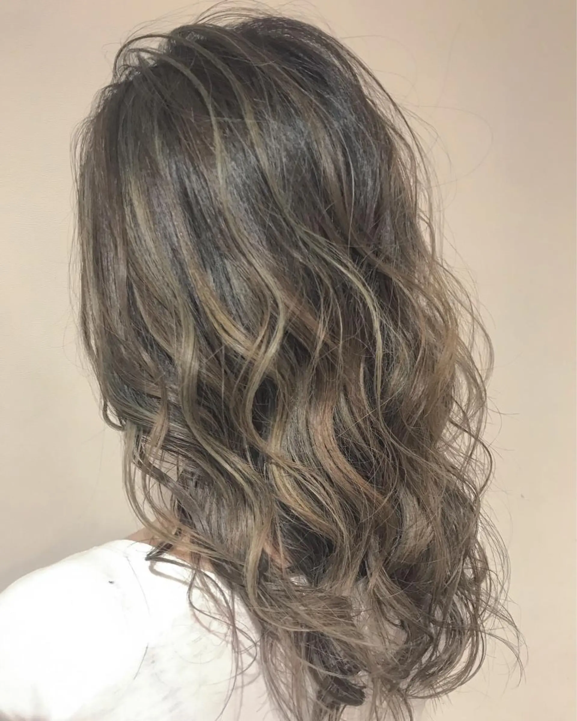 ロング カラー グレージュ ハイライトカラー イルミナカラー カーキグレージュ ハイライト カット ヘアカラー パーマ トリートメント 限定クーポン 💕大量更新ブリーチのヘアスタイル