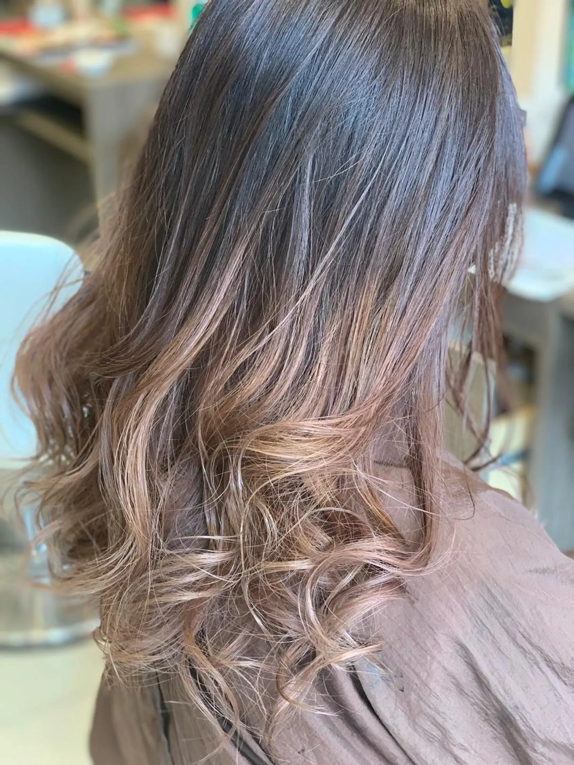 セミロング カラー バレイヤージュ レイヤーカット 上村 将人のヘアスタイル