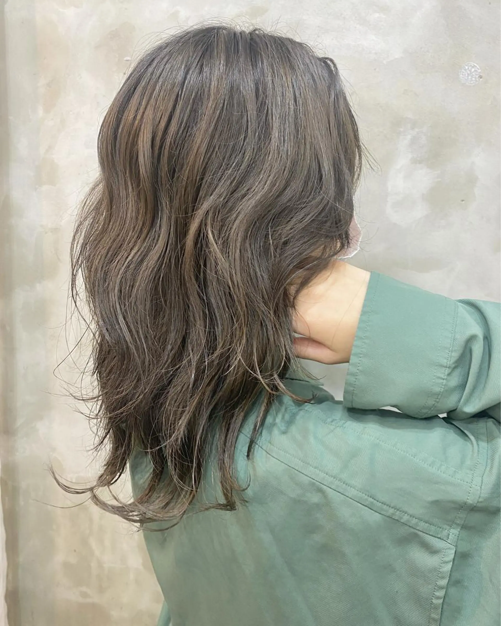 セミロング カラー ヘアアレンジ ブリーチ グレージュ カーキグレージュ 志賀 あずみのヘアスタイル