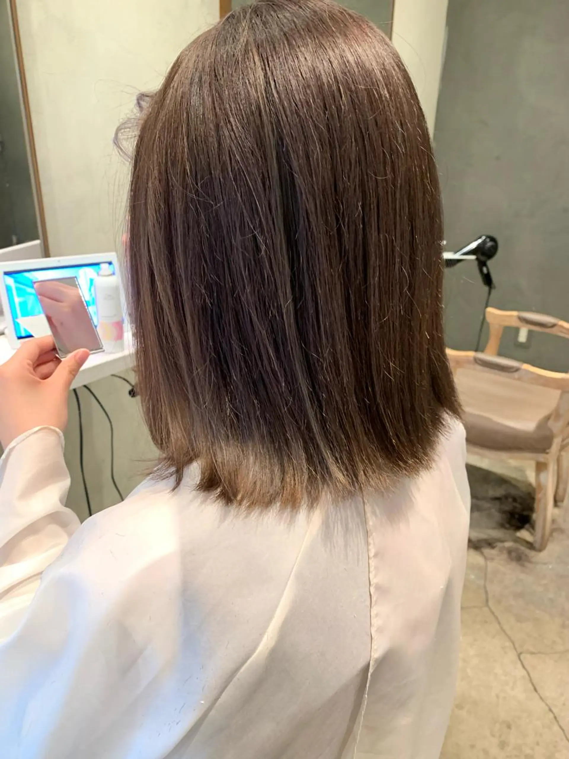 ミディアム カラー SAKINO． ベージュカラーのヘアスタイル