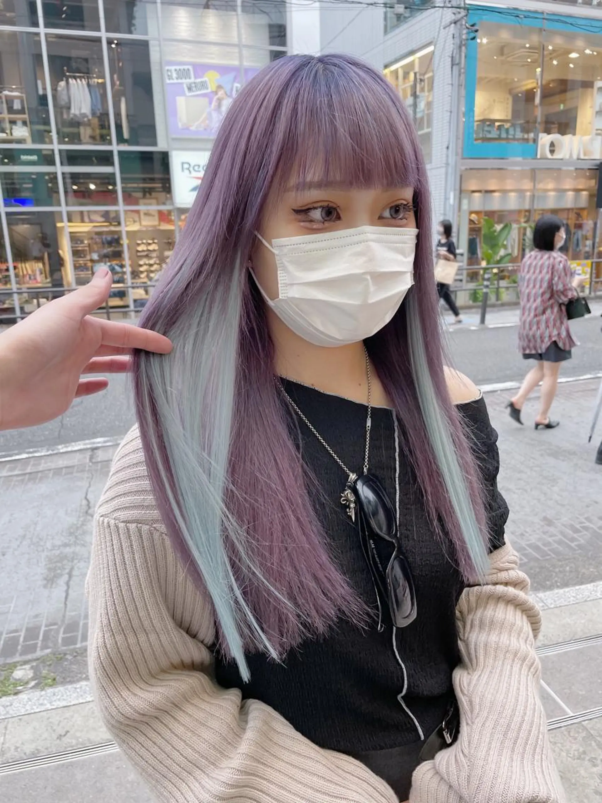 ロング カラー ヘアアレンジ メンズ メンズバレイヤージュ メンズブリーチ メンズハイライト メンズハイトーン メンズインナーカラー ヘアカラー エクステ 💟Chloe原宿店 🩶ハイトーンのヘアスタイル