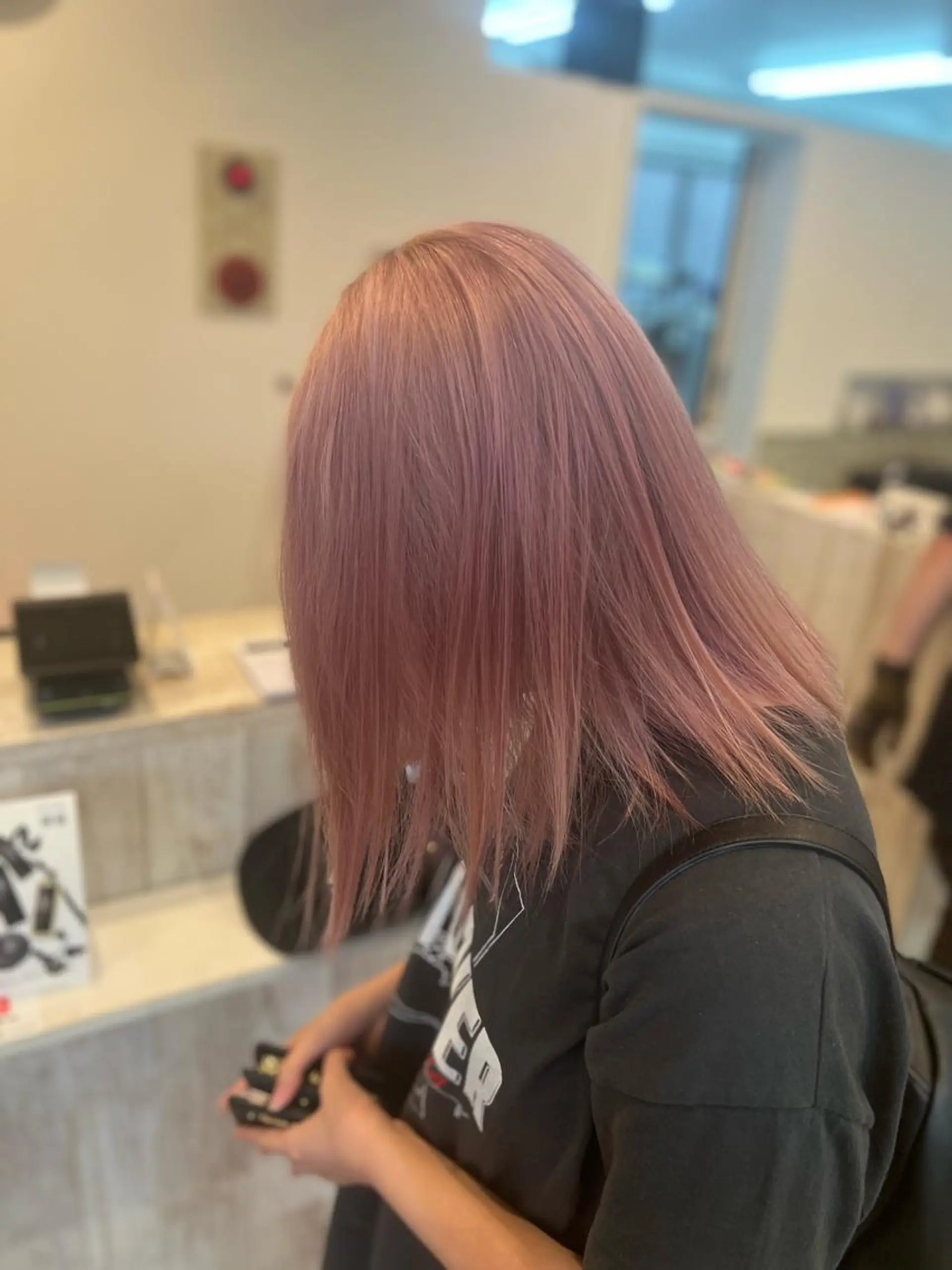 セミロング カラー ピンクカラー ホワイトピンク ヘアカラー トリートメント ブリーチ特化 梅田本多翔のヘアスタイル