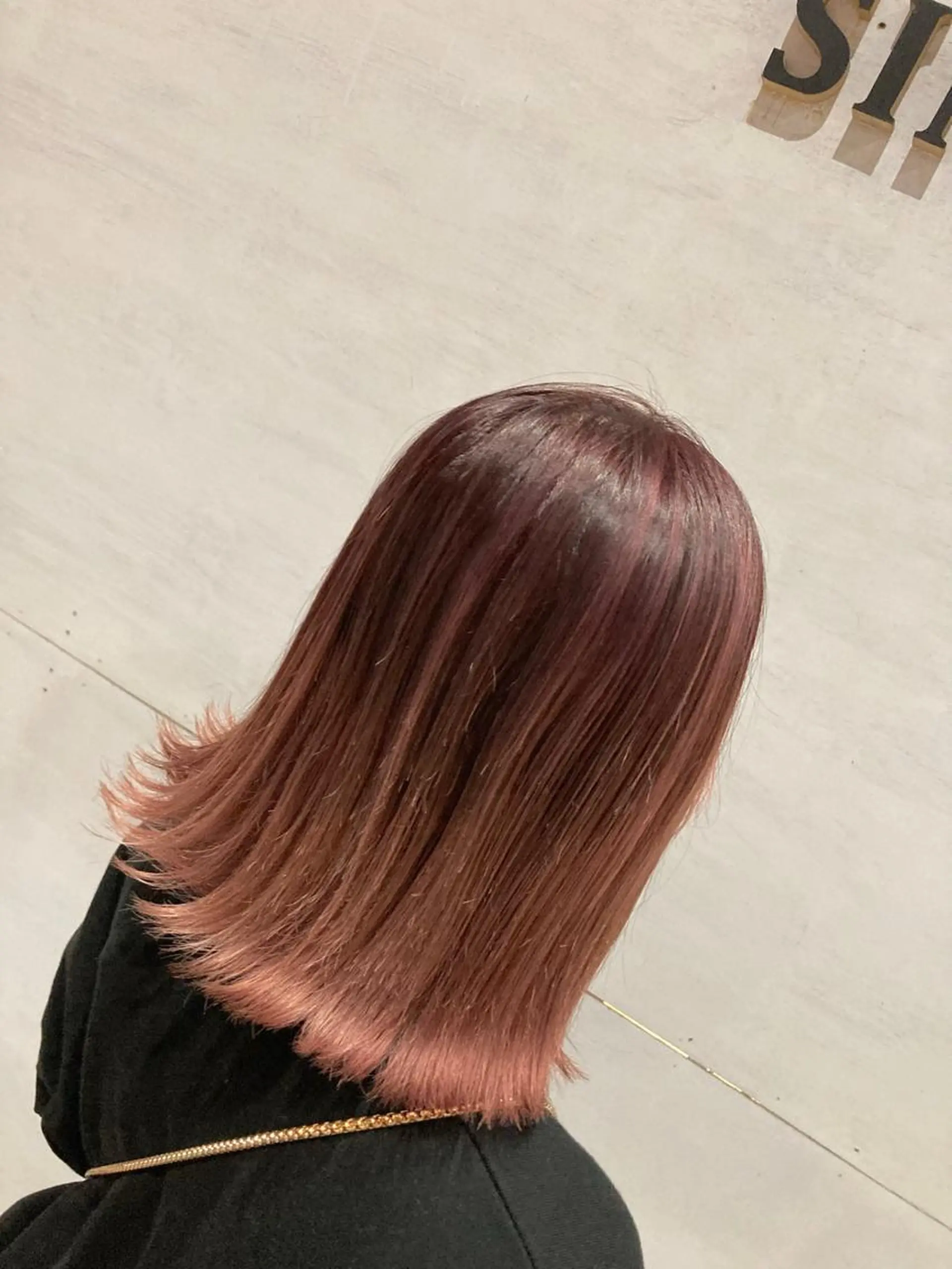 ミディアム カラー バレイヤージュ ピンクカラー レッドカラー レイヤーカット カット ヘアカラー トリートメント SHAFT Ieiriのヘアスタイル