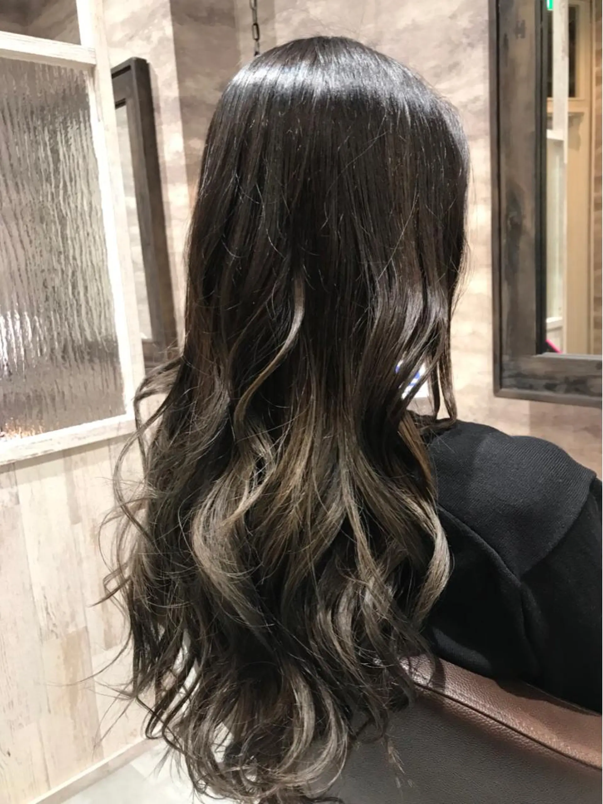 ロング カラー グラデーションカラー グレージュ Blanco Color&Careのヘアスタイル