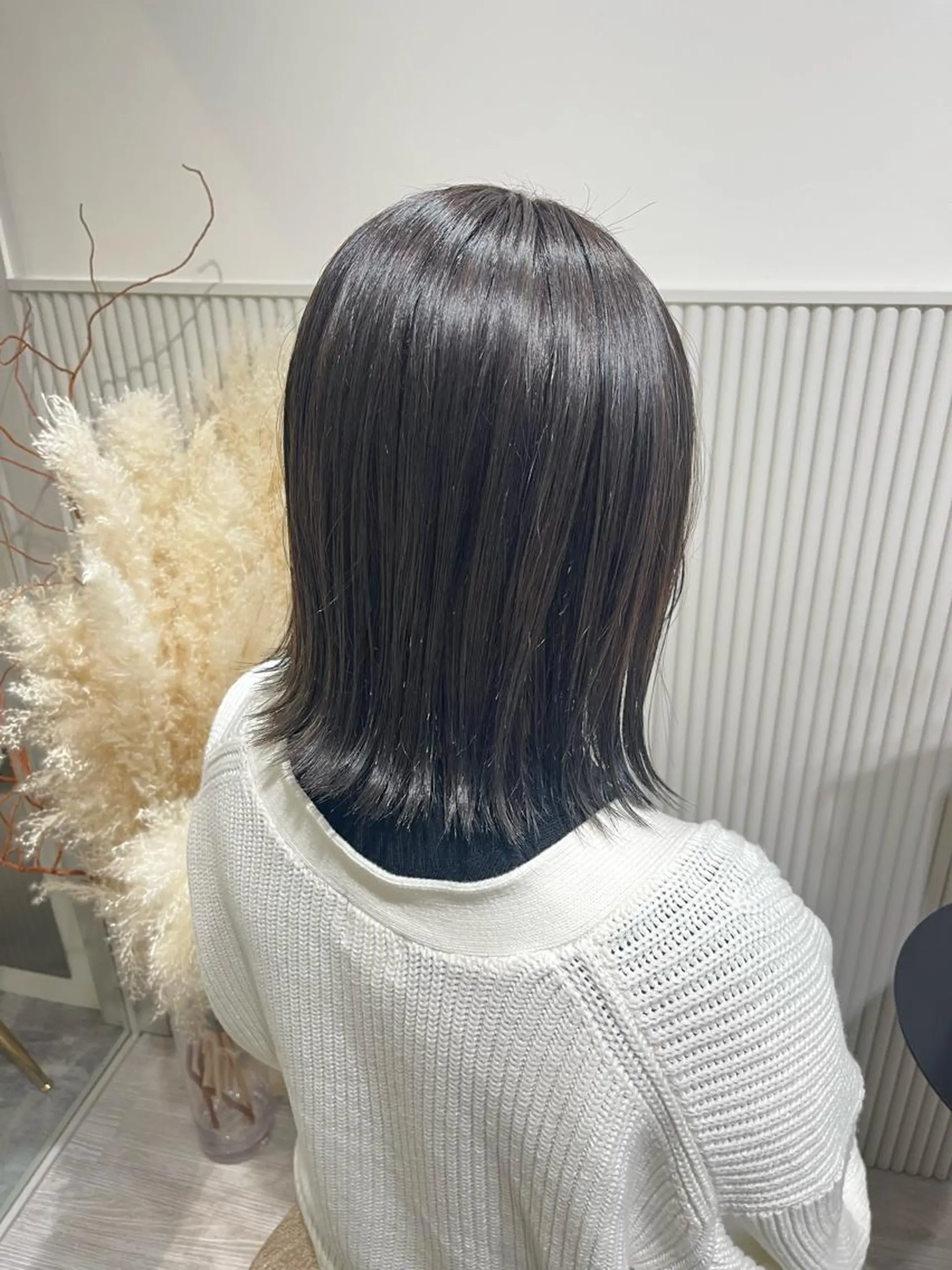 ミディアム カラー 透明感カラー ダークグレー ボブ 外ハネヘア LOVEST Rihoのヘアスタイル