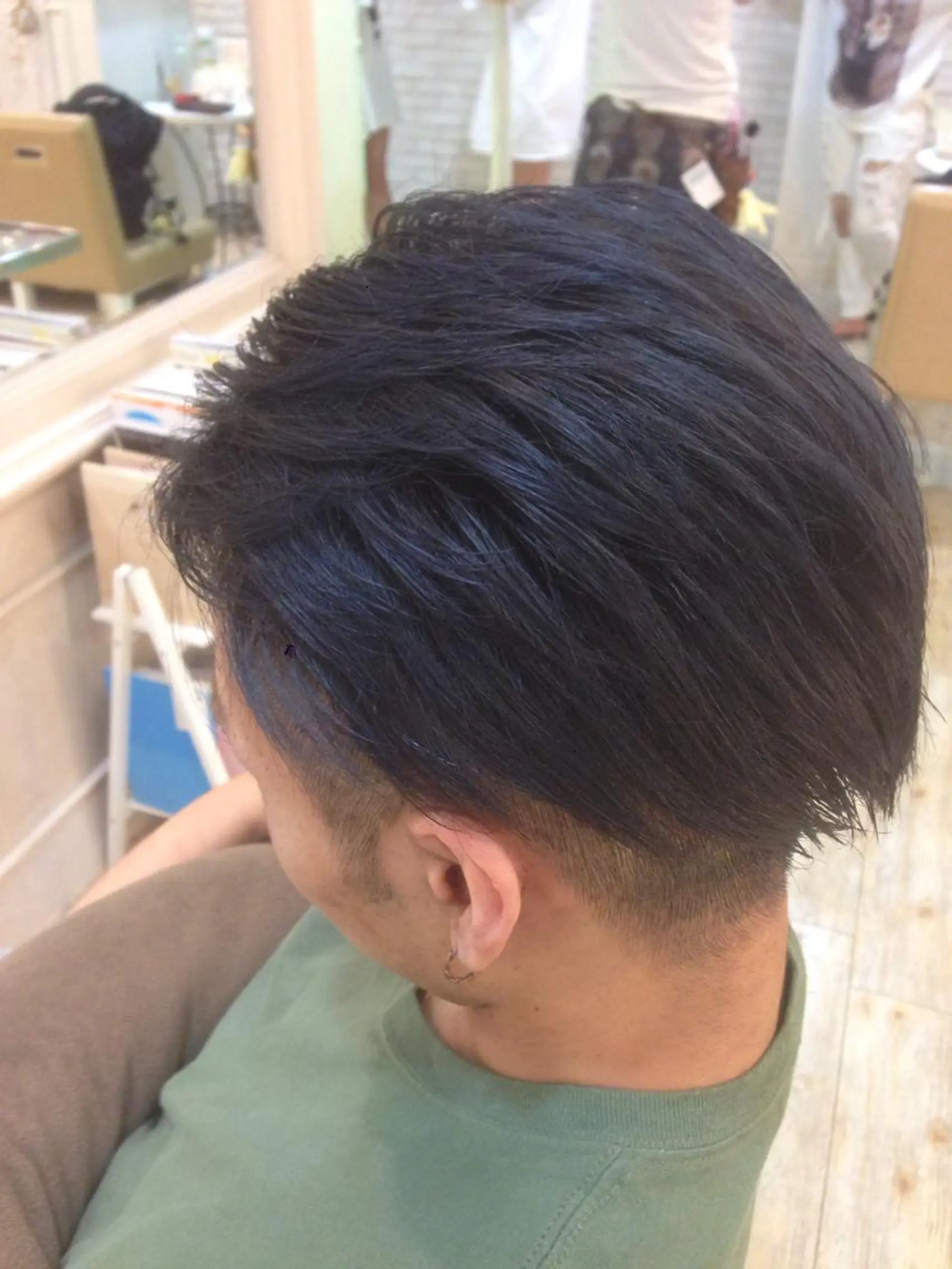 ショート カラー メンズ 黒髪 ブルーカラー ブルーブラック 小倉 聖也のヘアスタイル