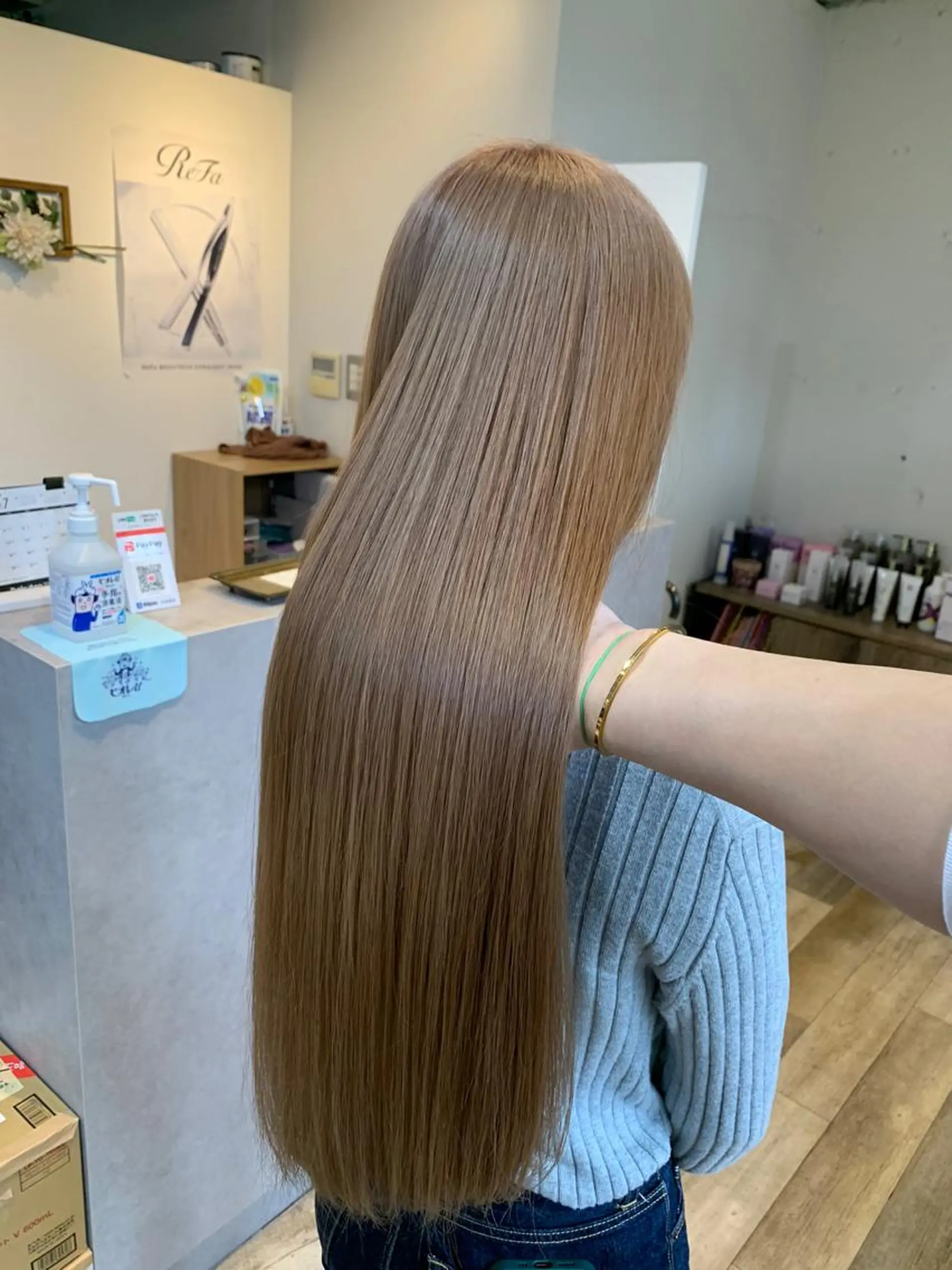 ロング カラー ブリーチ特化／ハイト ーン／ホワイトカラーのヘアスタイル