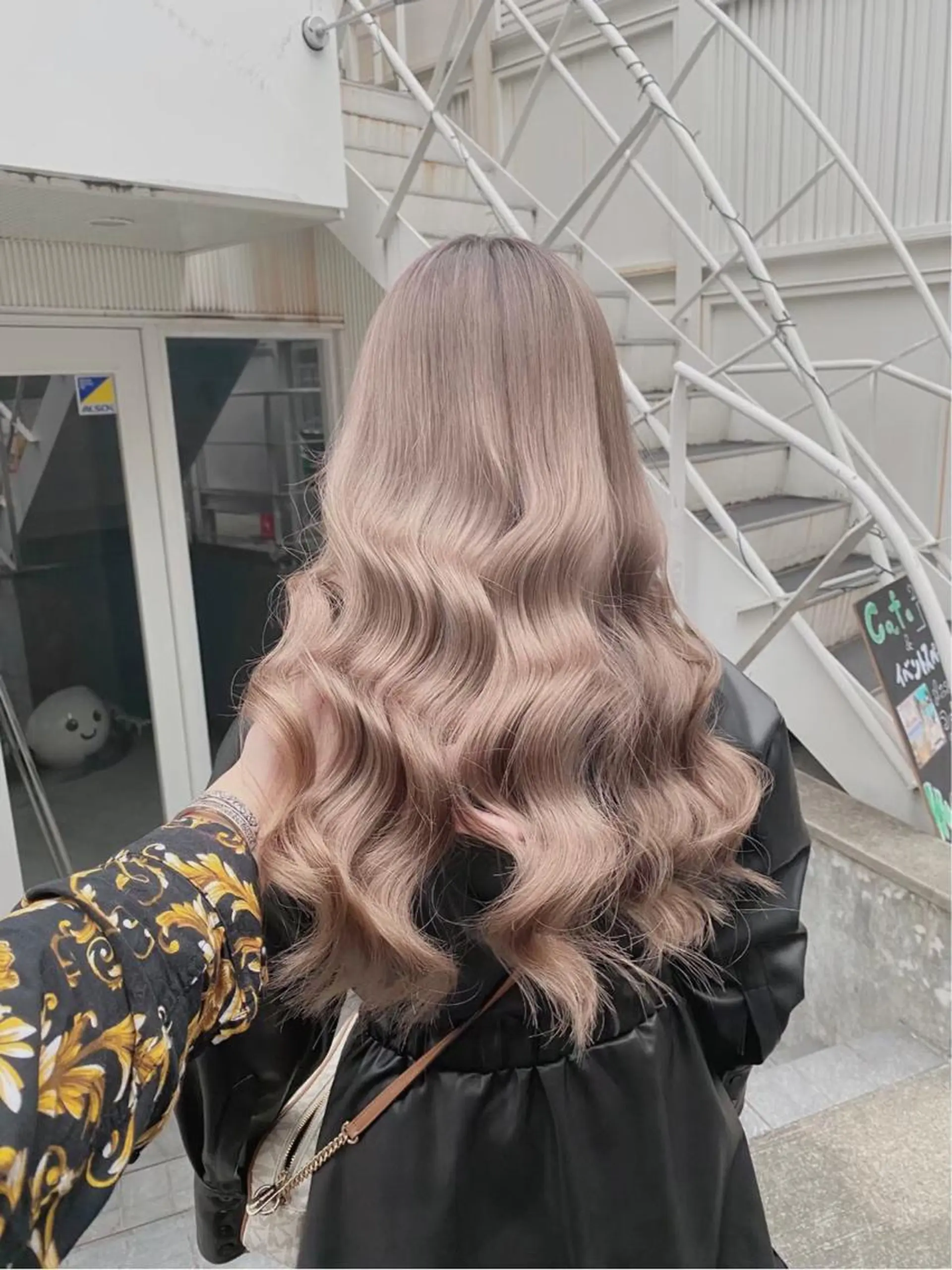 ミディアム カラー ミディアムパーマ アッシュ アッシュグレー アッシュグレージュ バレイヤージュ メンズ/似合わせ/骨 格矯正/真人のヘアスタイル