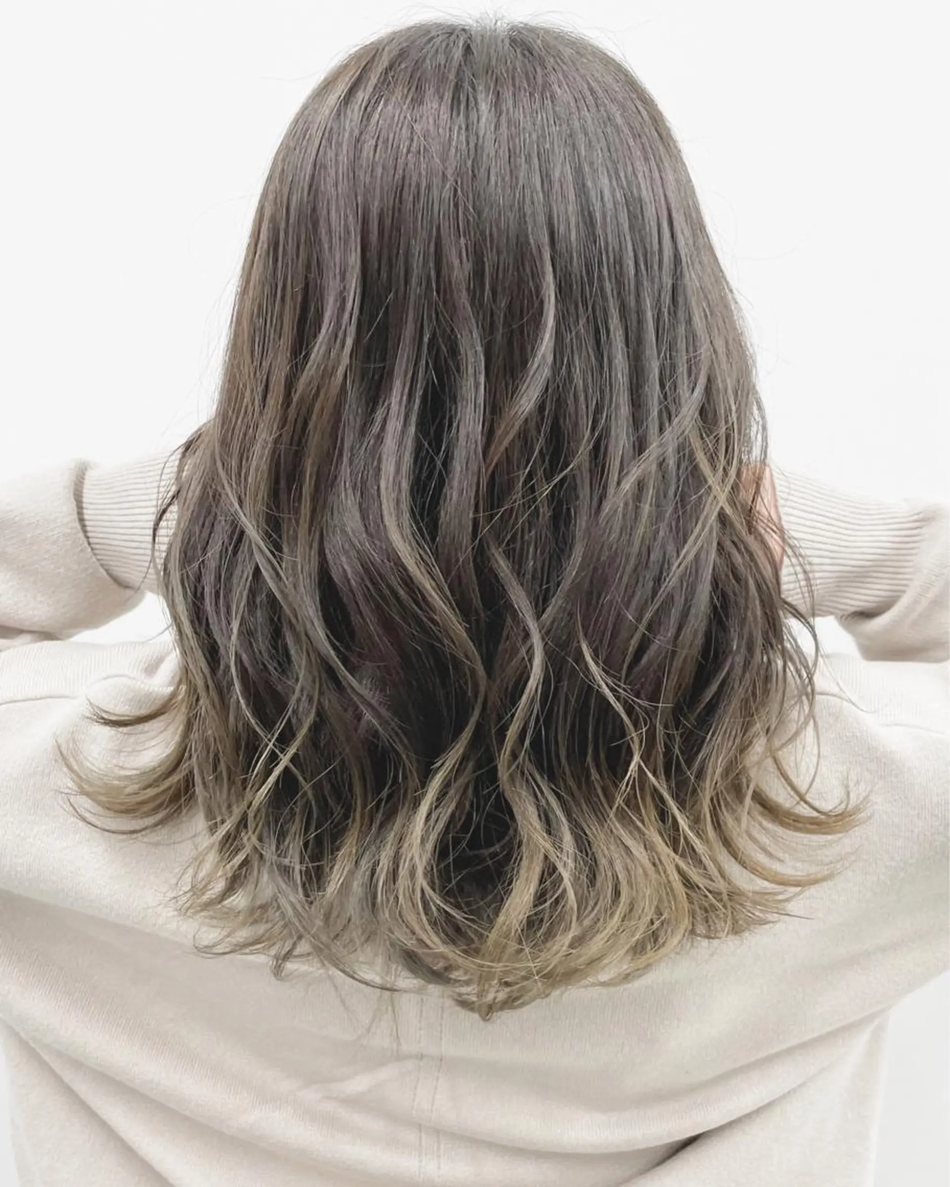 ミディアム レイヤーカット 🦄インナーカラー 🦄貫井彩花のヘアスタイル