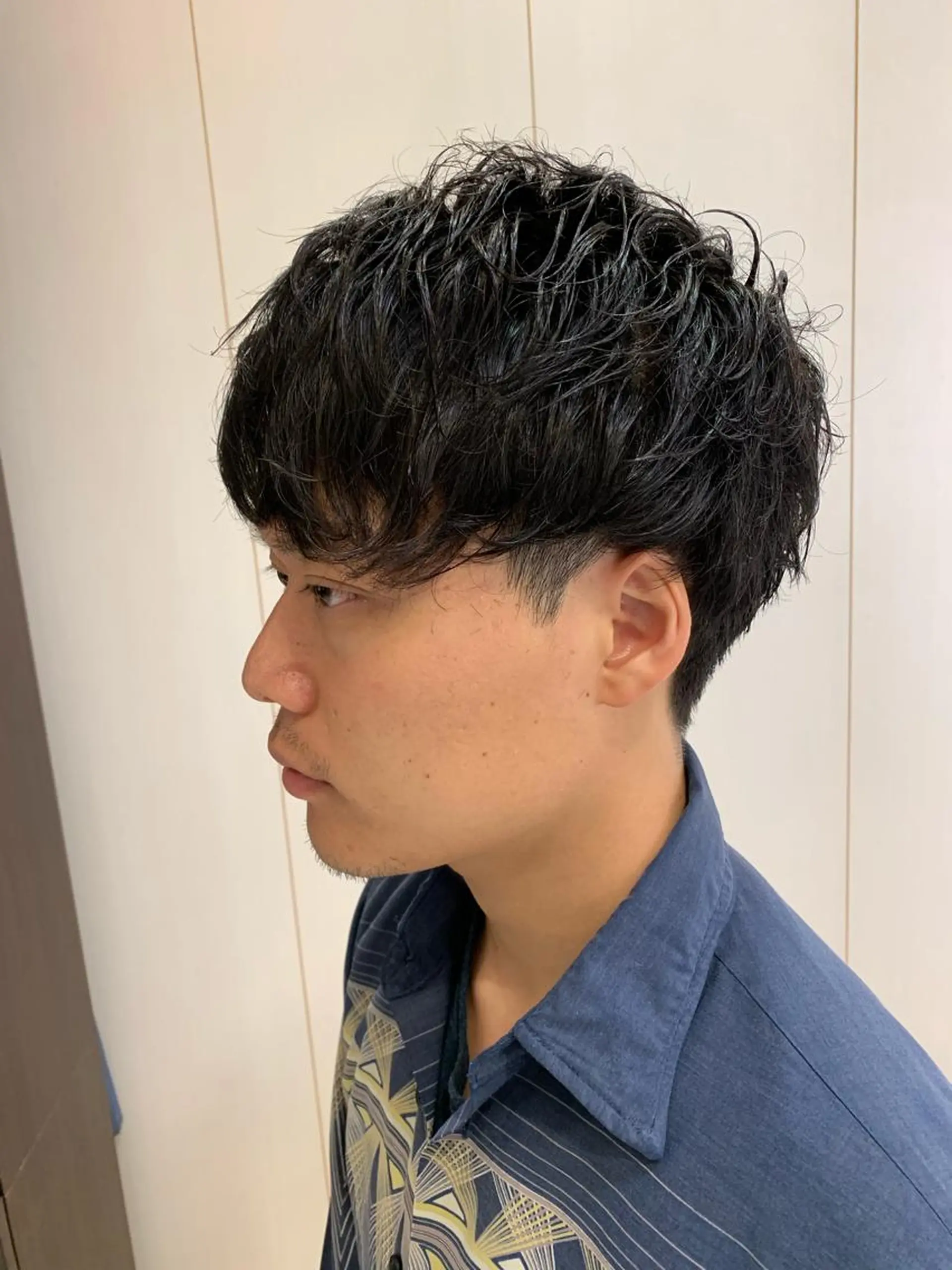 パーマ メンズ 渡邊 絢のヘアスタイル