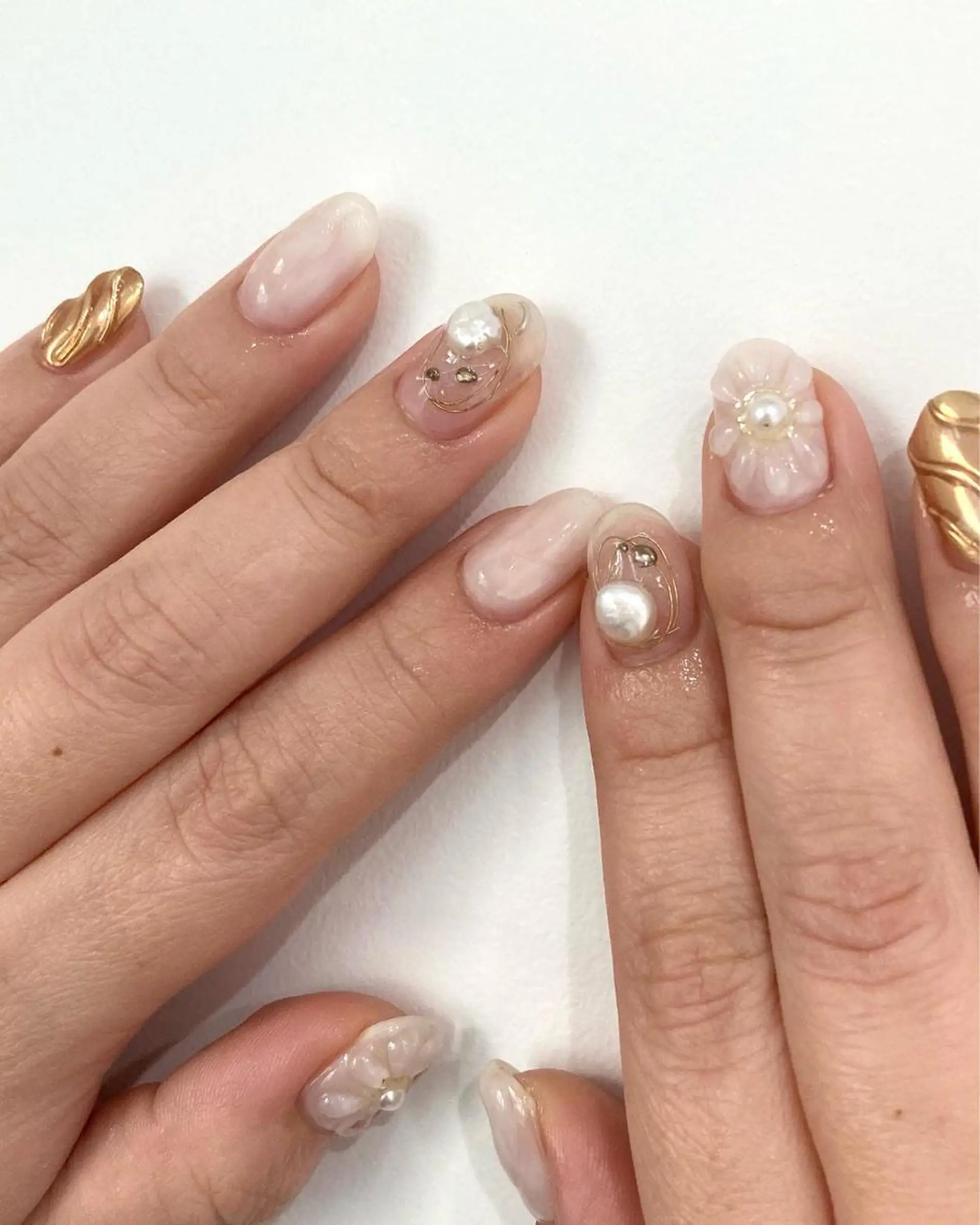 ネイル ゴールド ぷっくりネイル ホワイト ハンドネイル uinail mariのネイルデザイン