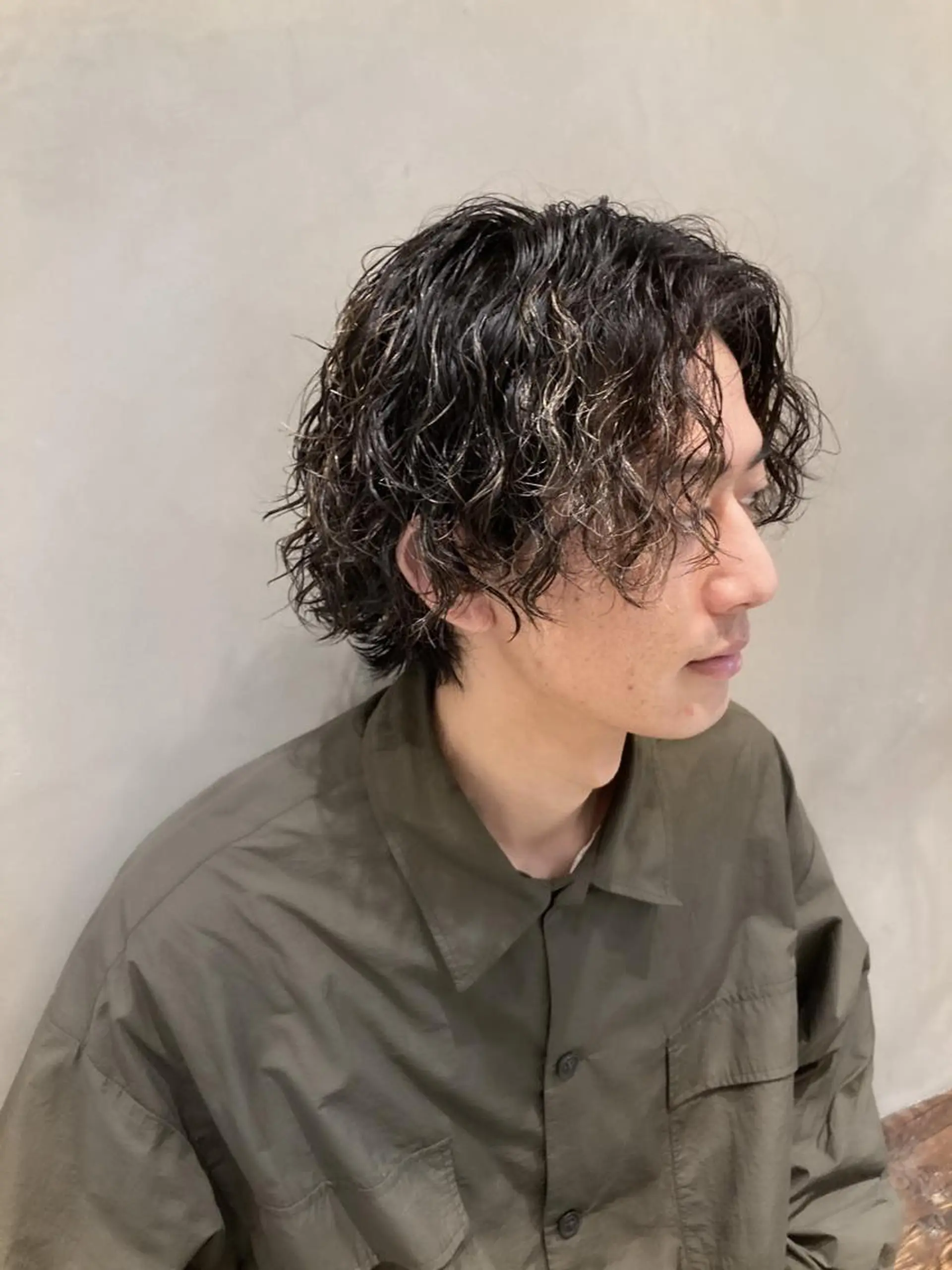 ミディアム パーマ メンズ ミディアムパーマ センターパート メンズパーマ ツイストスパイラルパーマ スパイラルパーマ fifth JINGUMAE所属・波巻きスパイラルパー マ/シャドウパーマ駿のヘアスタイル