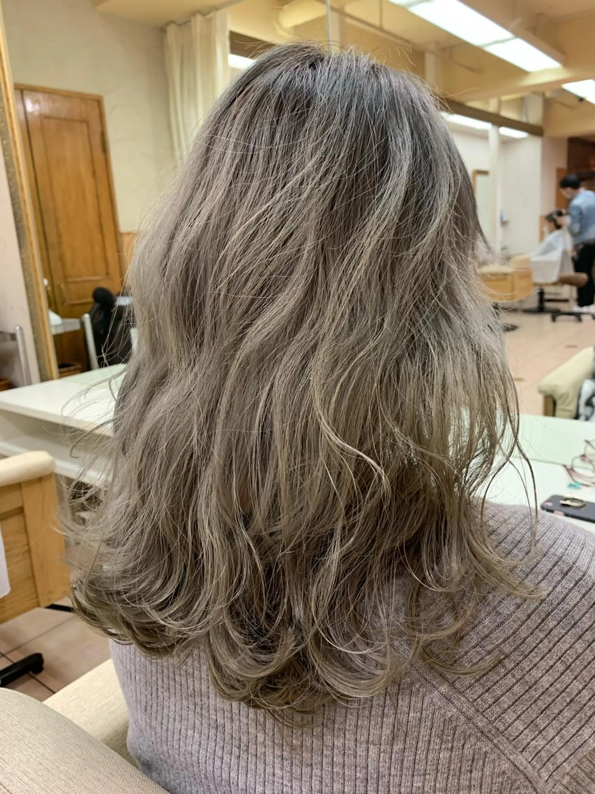 ロング カラー グレージュ ハイトーンカラー レイヤーカット ロング 長谷川 湧のヘアスタイル