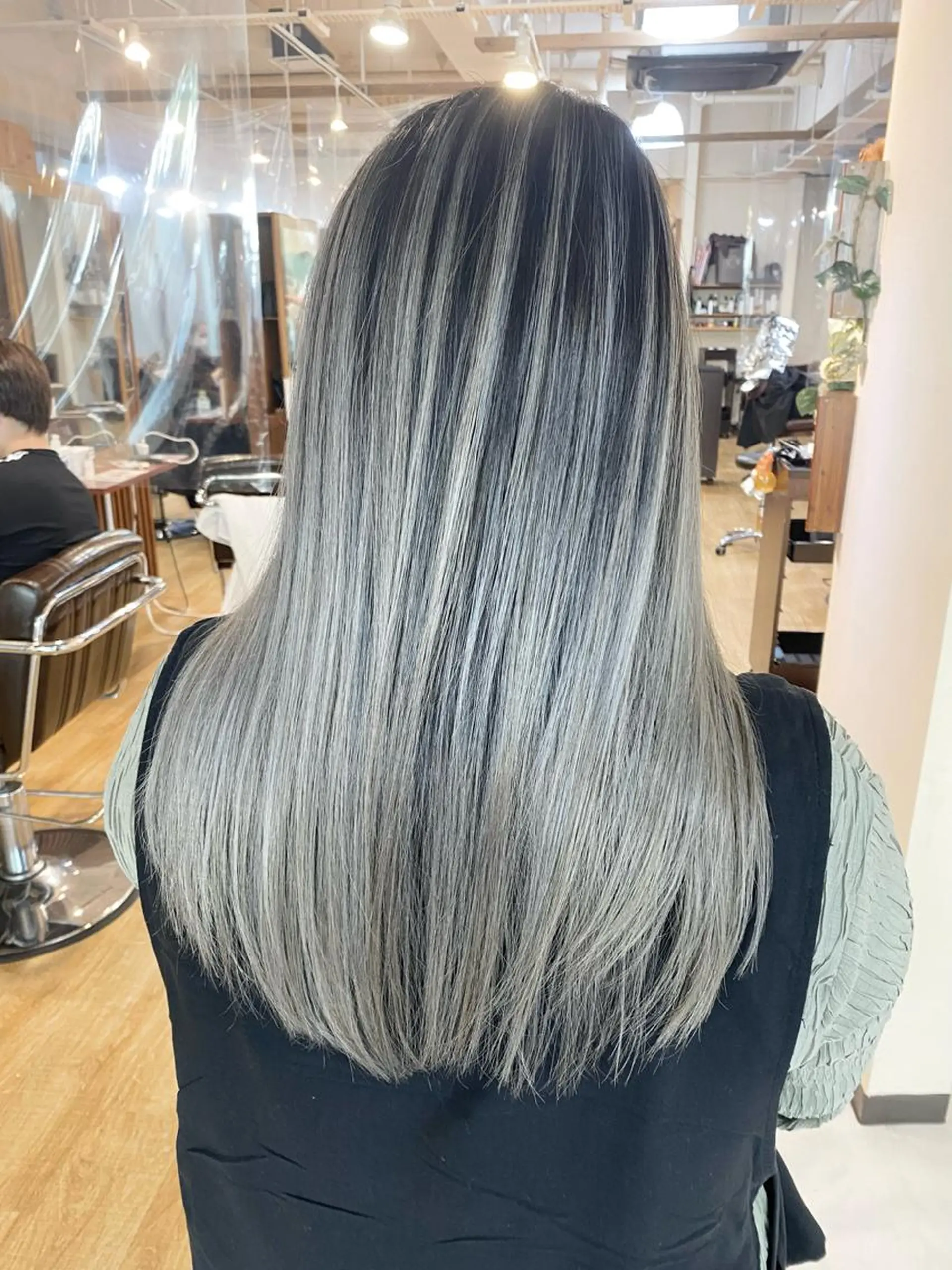 ロング カラー バレイヤージュ レイヤーカット 白髪ぼかし バレイヤージュ志鎌のヘアスタイル