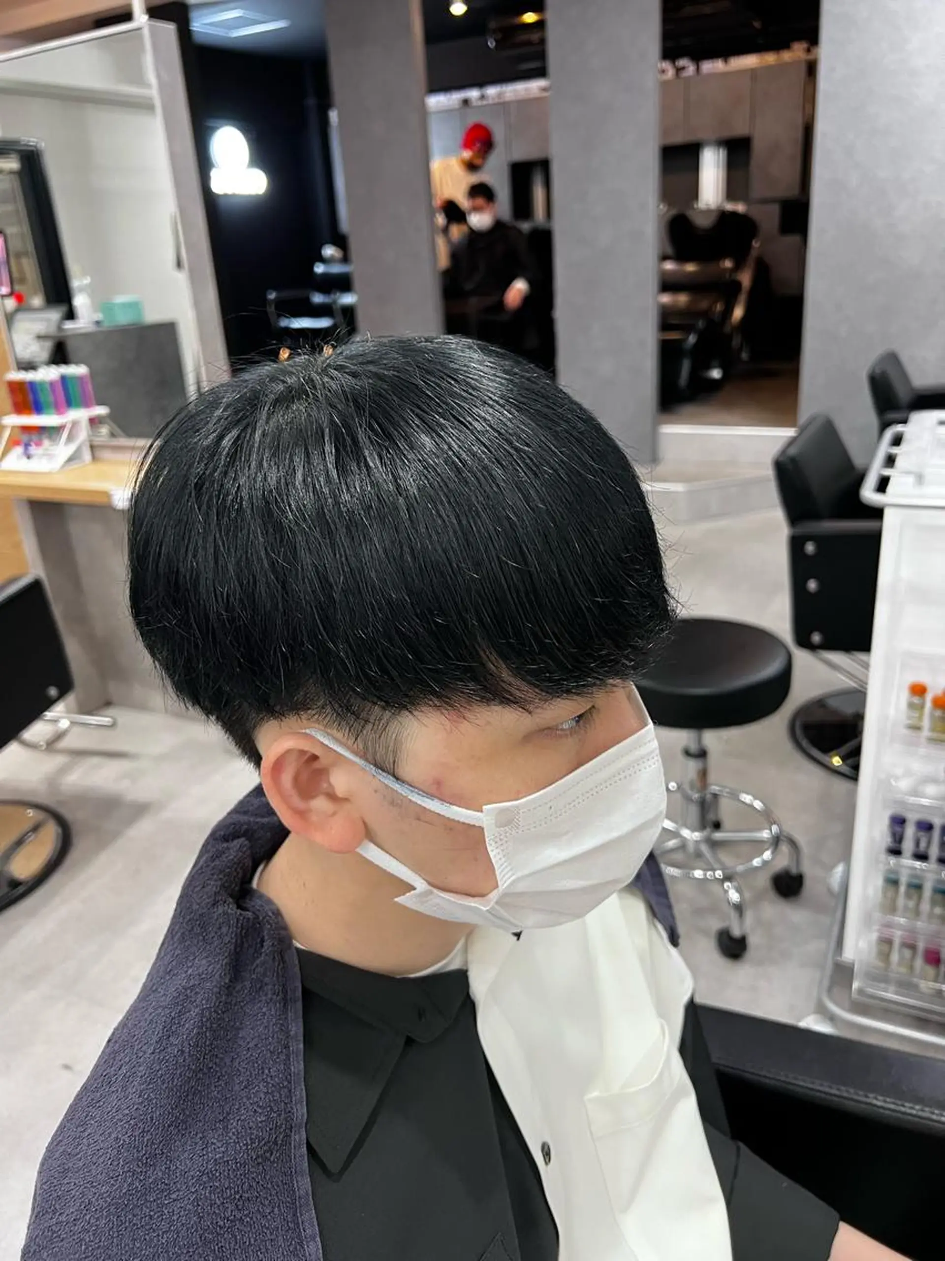 カラー 黒髪 ブリーチ ブルーカラー ブルーブラック 透明感カラー 井上 虎汰郎のヘアスタイル