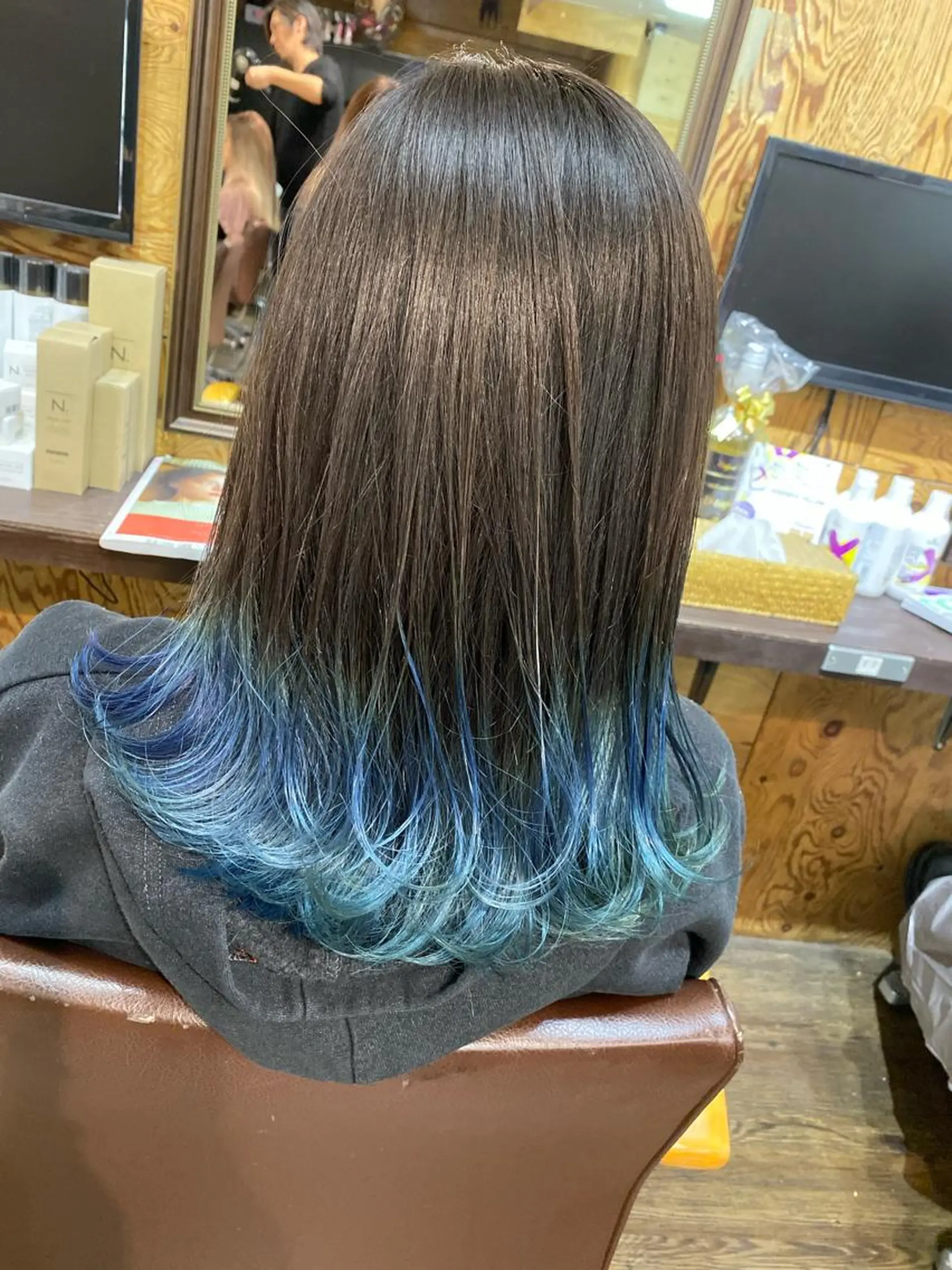 セミロング カラー アクアカラー ブルーカラー IwAsh大和駅前店所属・IwAsh大和駅前店 河野亜里香のヘアスタイル