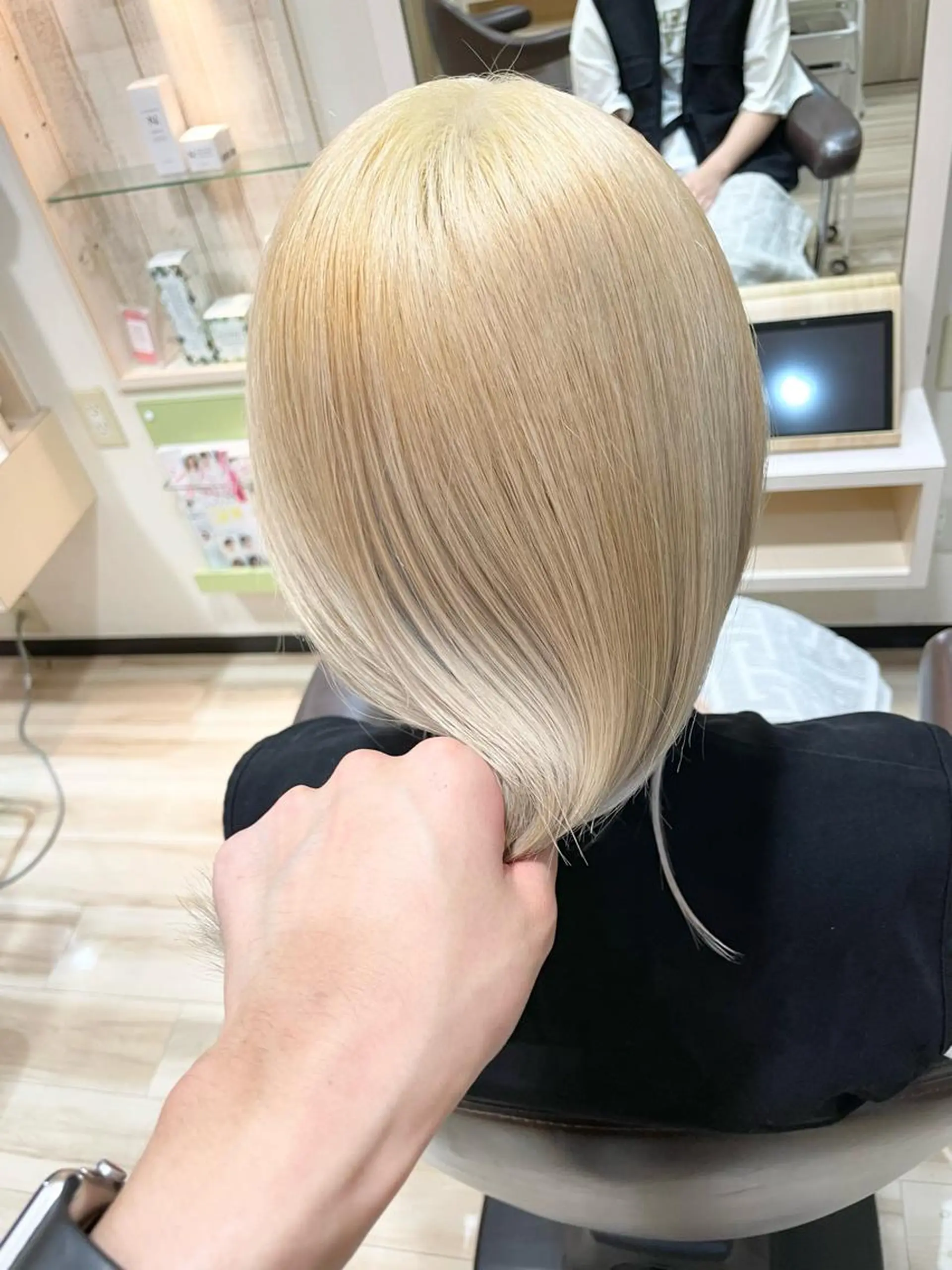 セミロング カラー 🌈派手髪ハイトーン 🌈鈴木亮太🌈のヘアスタイル