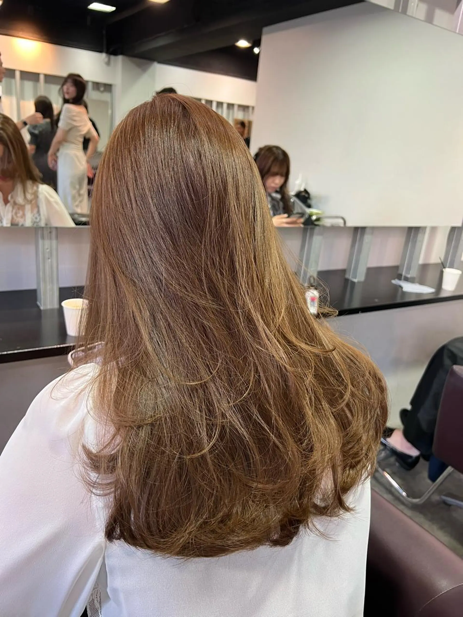 セミロング カラー バレイヤージュ ベージュカラー グラデーションカラー ハイライトカラー くびれヘア 🌟小顔レイヤー× 赤み消し透明感カラーのヘアスタイル