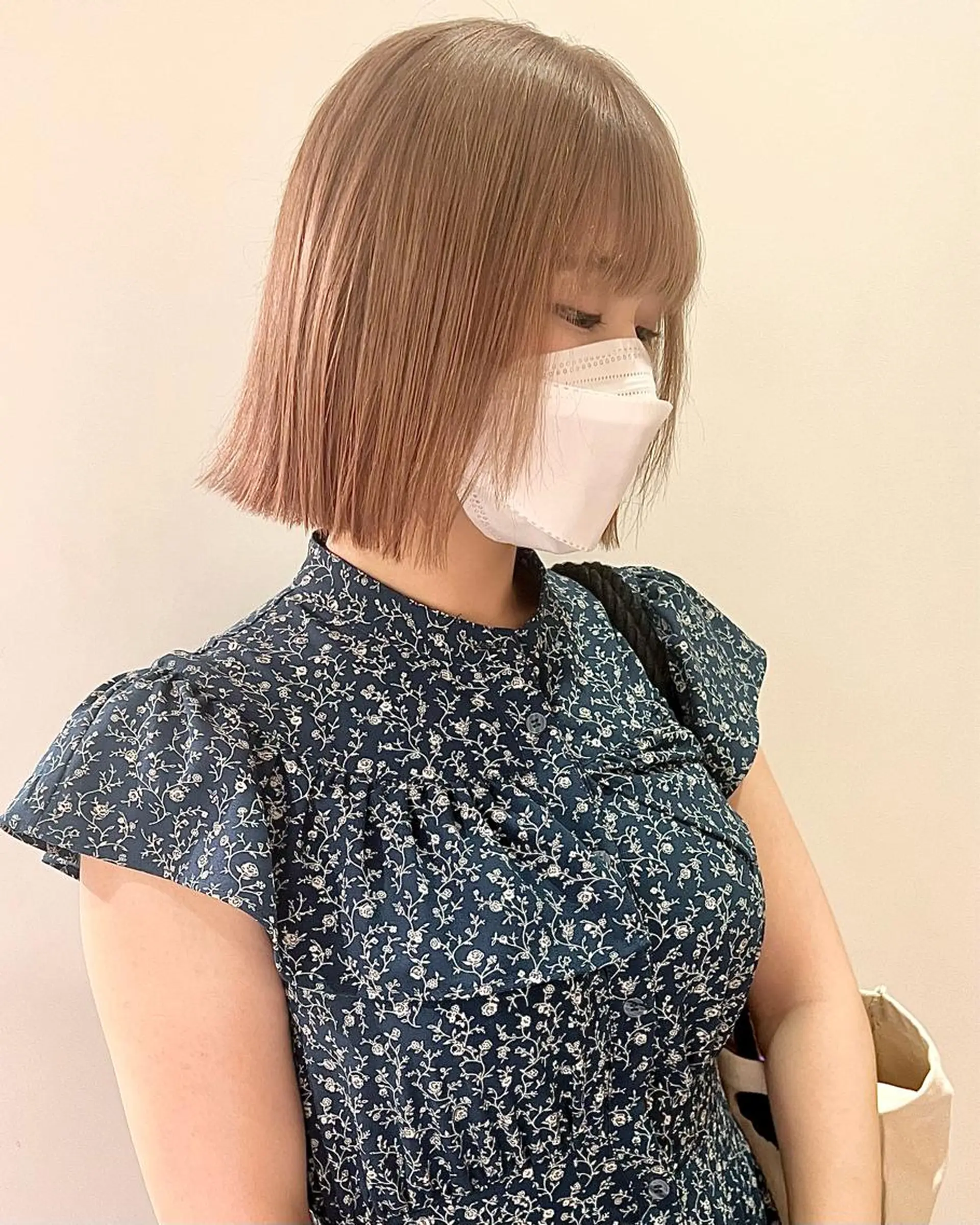 ミディアム カラー 切りっぱなしボブ ベージュカラー ハイトーンカラー ミルクティーベージュ ボブ RAIMA ケアハイトーンのヘアスタイル