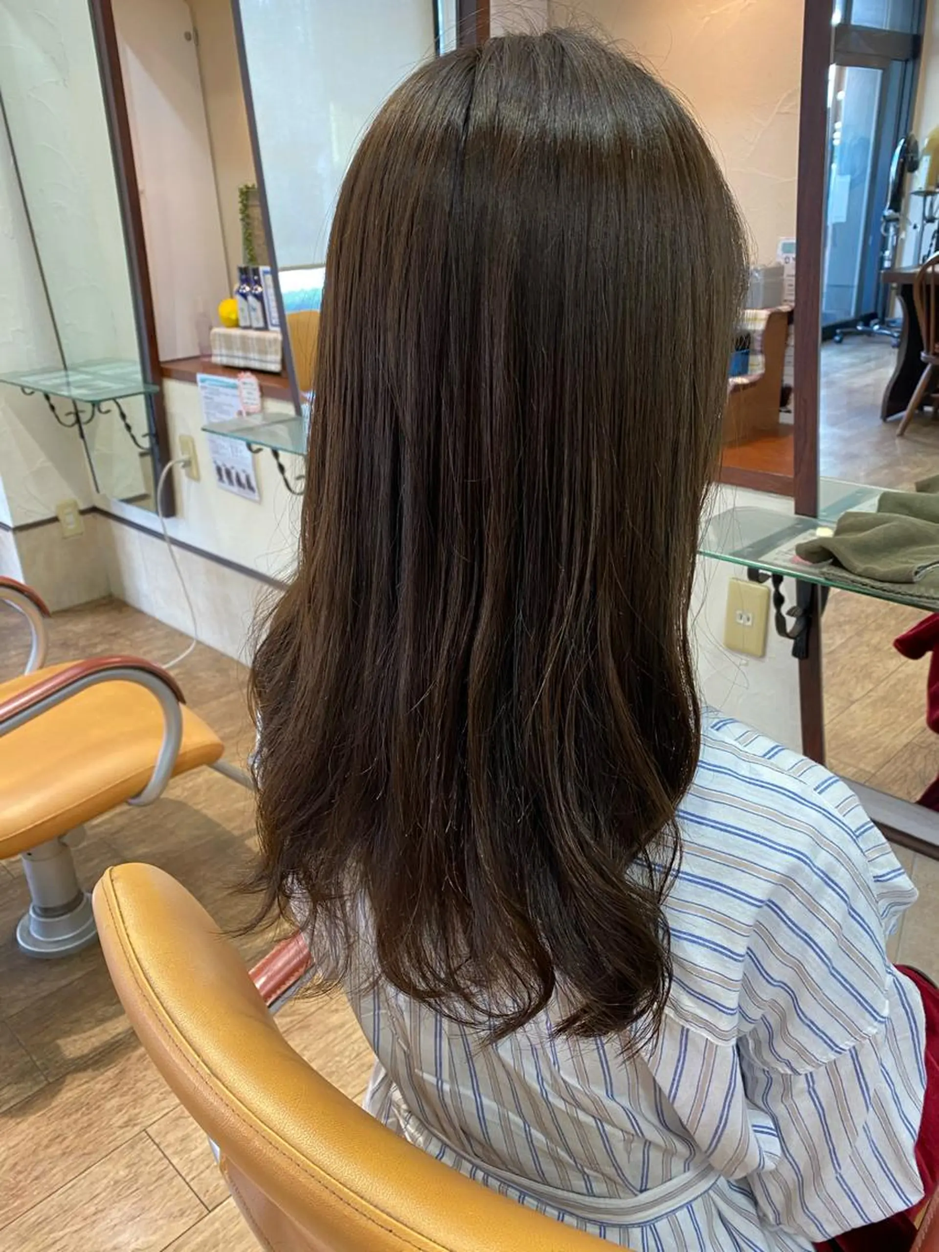 セミロング カラー ブラウンカラー オリーブブラウン サプリームヘア 飯田みち瑠のヘアスタイル