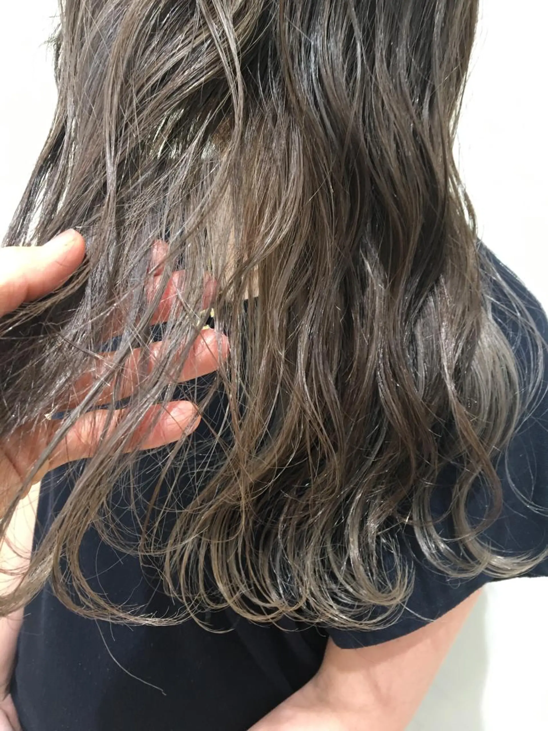 ロング カラー グレージュ ケアブリーチ 坪井佑樹のヘアスタイル