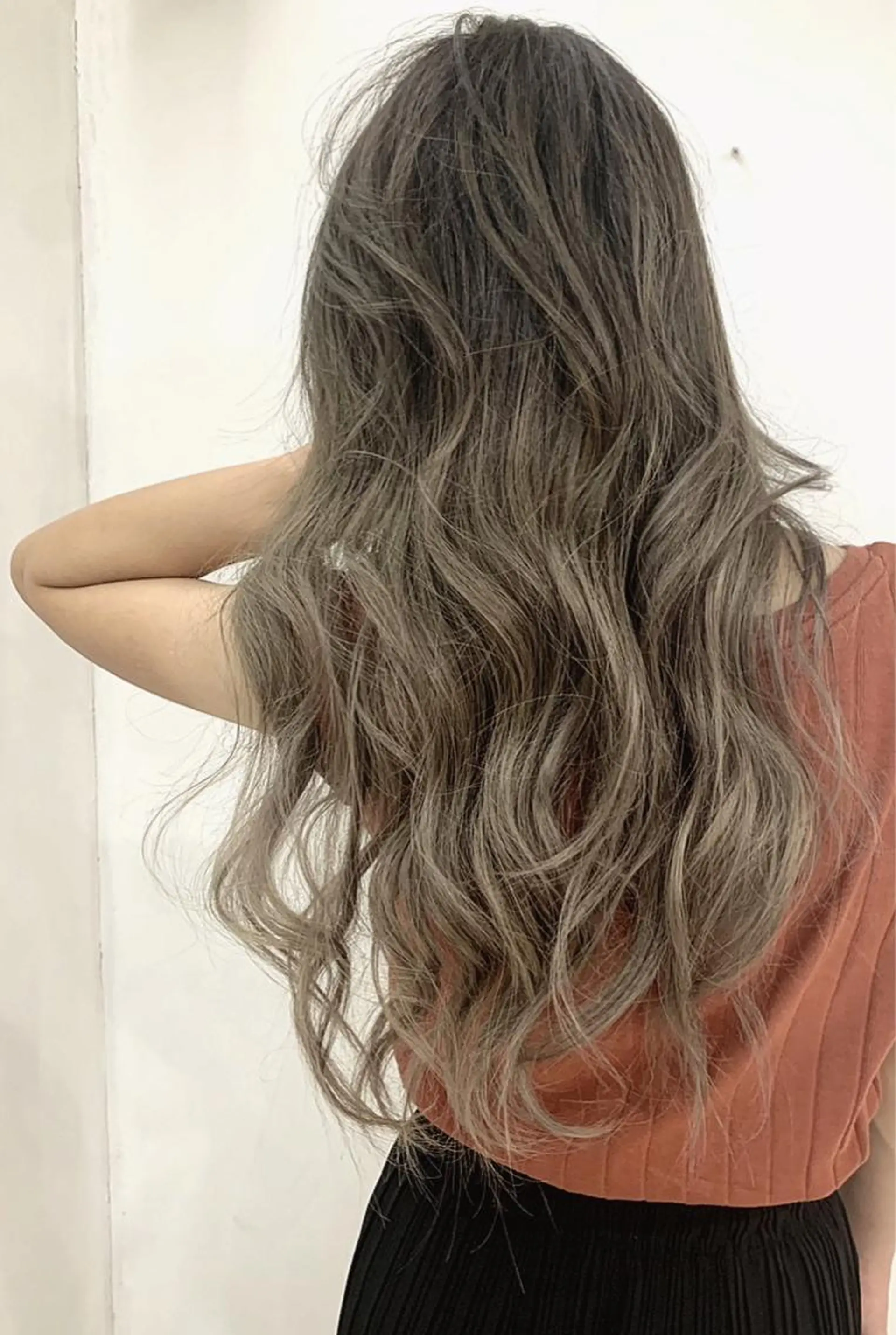 ロング カラー アッシュ バレイヤージュ ブリーチ デザインカラー グレージュ 京都大人女性ショート 徒歩1分/秋山のヘアスタイル