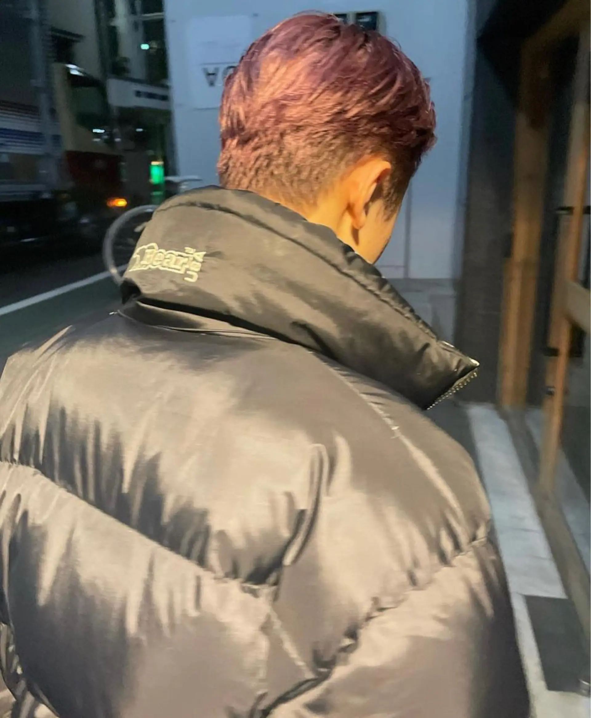 ショート カラー ヘアアレンジ メンズ メンズバレイヤージュ メンズブリーチ センターパート メンズハイライト メンズハイトーン スパイラルパーマ 🌐hina⭐️のヘアスタイル