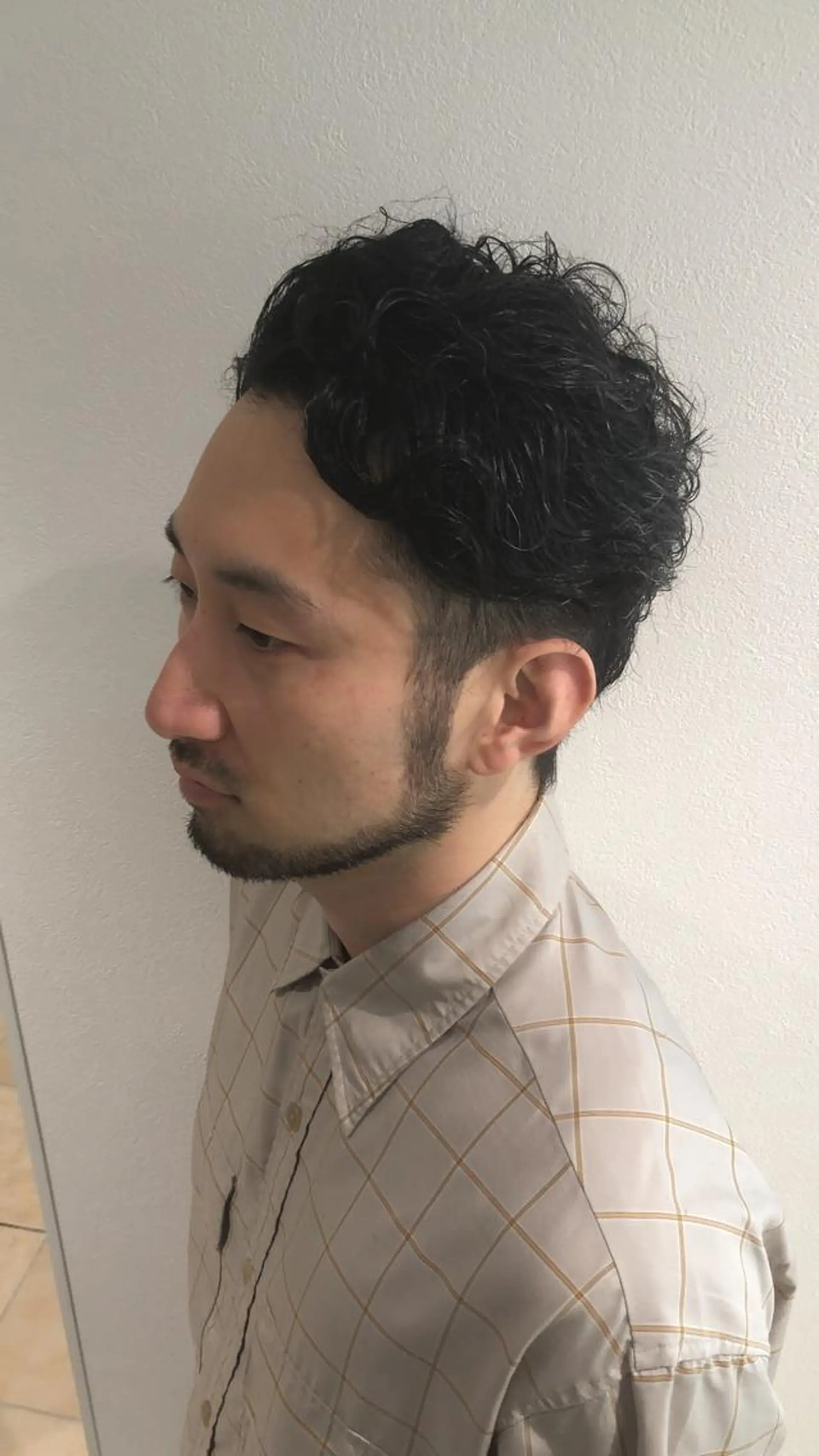 ショート パーマ 渡部凌我 小顔ウルフ ハイトーンカラーのヘアスタイル