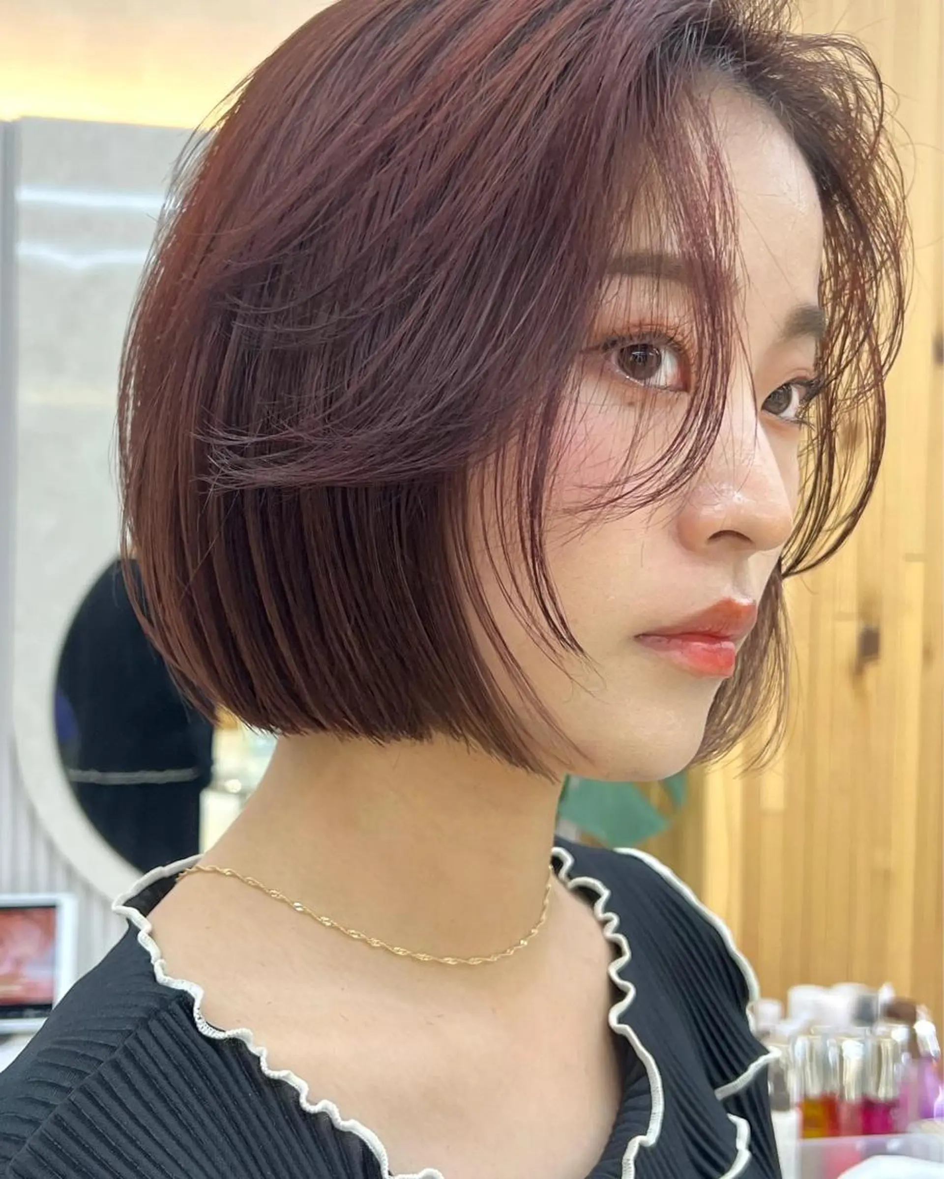 ショート カラー ミストバング グレージュ ボブ くびれヘア 斜めバング カット ヘアカラー トリートメント レイヤー専門家 ダブルカラー修のヘアスタイル