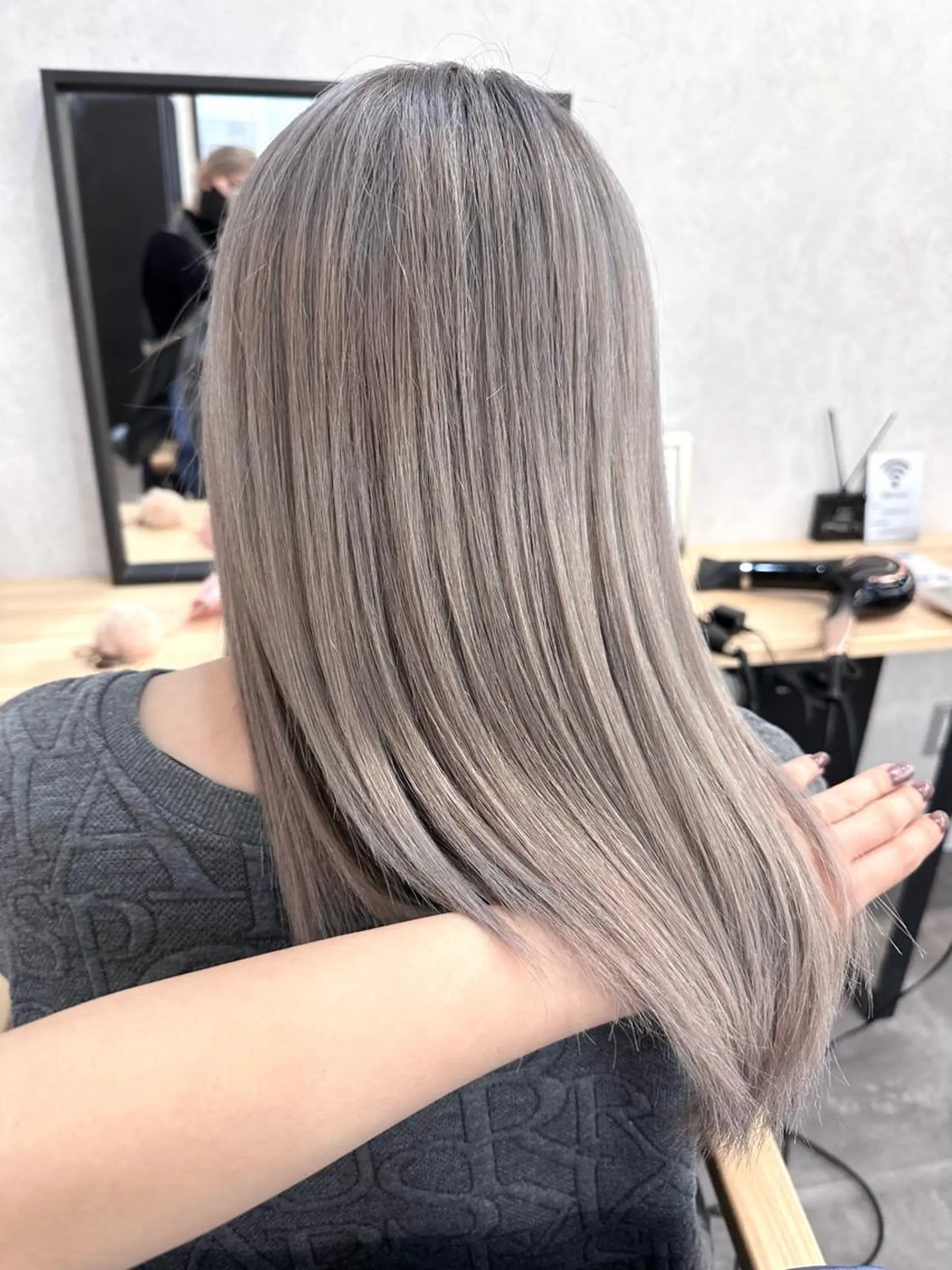 セミロング ヘアカラー Aika 🖤のヘアスタイル