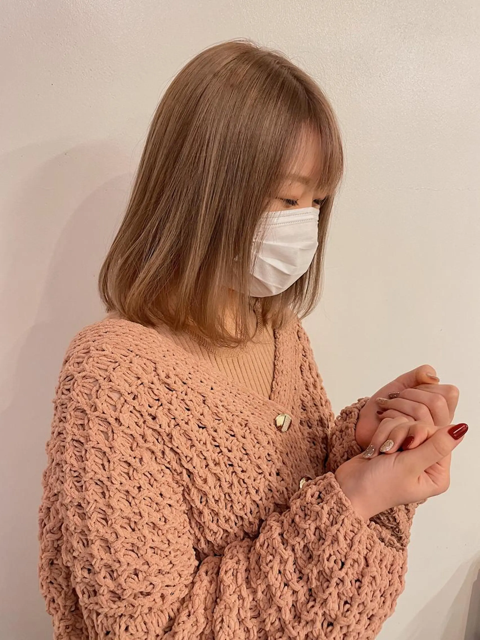 ミディアム カラー ベージュカラー ブリーチ ミルクティーベージュ カット ヘアカラー h a k u 大倉 卓人のヘアスタイル