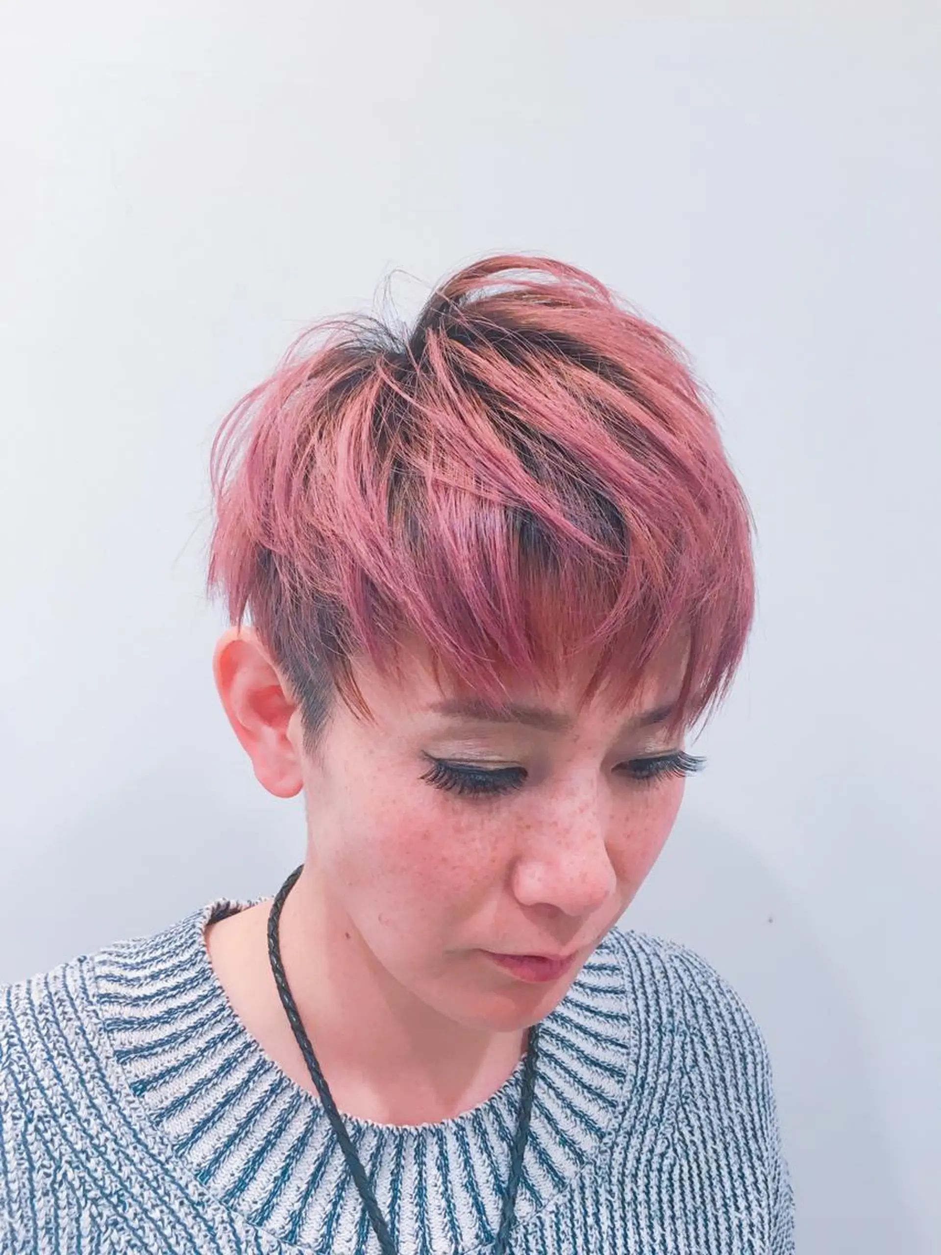 ショート カラー ブリーチ ピンクカラー PEWL所属・クロスパーマ松永裕久 似合わせカットのヘアスタイル