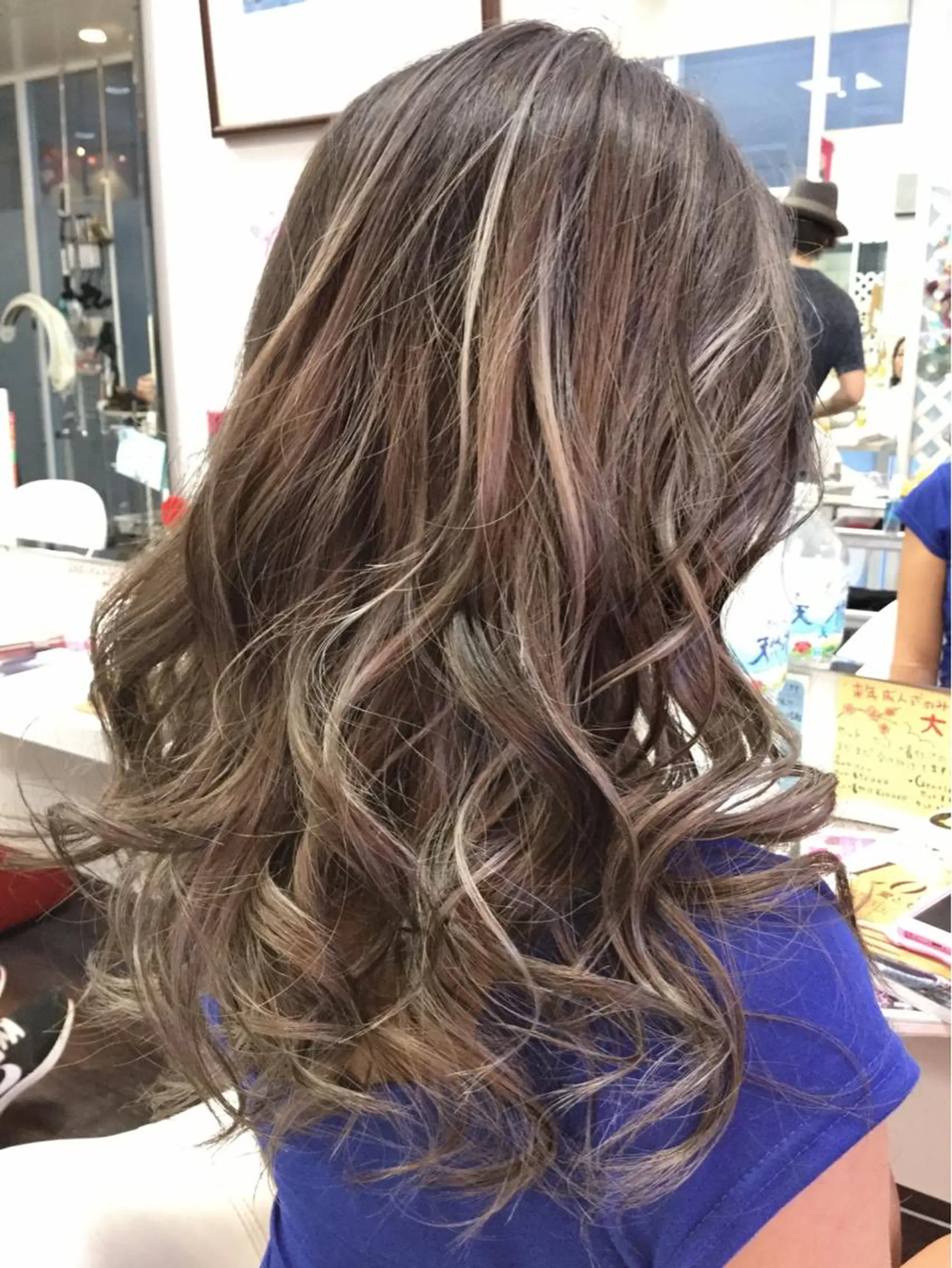 ミディアム カラー ブリーチ グレージュ ハイライトカラー ハイライト カット ヘアカラー エクステ 名駅★シールエクステ クオーレゼロ★加藤のヘアスタイル