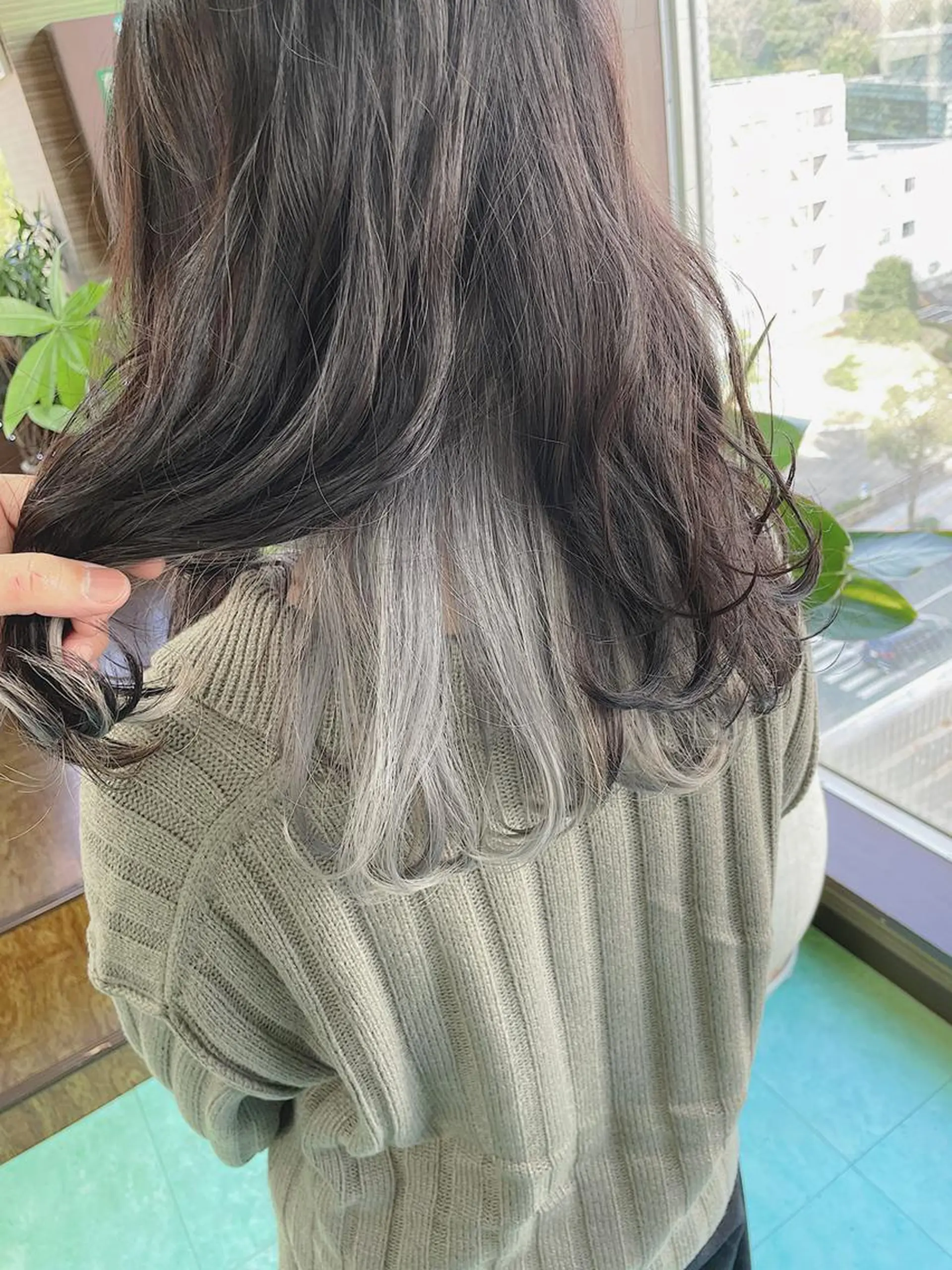 ミディアム カラー インナーカラー シルバー ヘアカラー 土居 正季のヘアスタイル